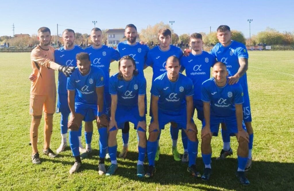 ОФК Костинброд 2012 започна зимната си подготовка ОФК Костинброд 2012 стартира зимната си подготовка в понеделник, 12-ти януари. Поради прогнозираните неблагоприятни атмосферни условия точният начален час и мястото за първото занимание ще бъдат определени в последния момент. Новият старши треньор Валентин Валентинов ще води първата тренировка, на която ще присъстват и осемте нови попълнения в отбора. По време на подготовката са предвидени пет контроли. Първата приятелска среща е на 17-ти януари, събота, срещу ФК Кюстендил. Списък с приятелските мачове на ОФК Костинброд от зимната подготовка: 17 януари - Костинброд - Кюстендил 24 януари - Костинброд - Славия II 31 януари - Костинброд - Национал (София) 7 февруари - Костинброд - Витоша (Долна Диканя) 14 февруари - Костинброд - Ком (Берковица)