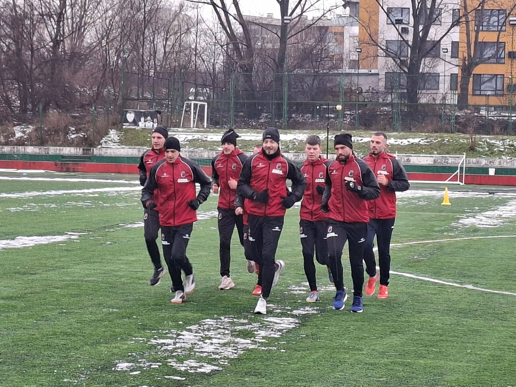 Ботев (Ихтиман) стартира зимна подготовка Представителният отбор на Ботев (Ихтиман) започна зимната си подготовка. Старши треньорът Валери Свиленов изведе група от 18 футболисти в столицата при непрестанен дъжд и ниски температури. Към момента в отбора са трима нови футболисти: Кристиян Андонов (нападател), Антон Бакалов (нападател) и Божидар Чуканов (офанзивен халф). От тима напуснаха Мартин Василев, Николай Маринов и Валентин Сливов. ПРОГРАМА, ЗИМНА ПОДГОТОВКА 10.01. Първа тренировка 17.01., Ботев (Ихтиман) – Хебър 24.01., Ботев (Ихтиман) – Спортист (Своге) 28.01., Ботев (Ихтиман) – Национал (София) 31.01., Ботев (Ихтиман) – Септември 2 (София) 07.02., Ботев (Ихтиман) – Пирин (Разлог) 14.02., Ботев (Ихтиман) – Сливнишки герой Сезонът в Югозападната Трета лига се подновява на 21 февруари, като в първия кръг тимът е гост на ФК Кюстендил.