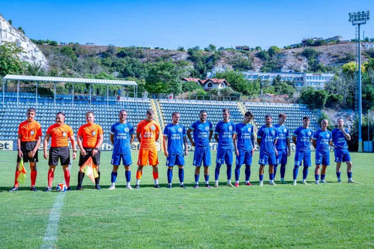 Черноморец (Балчик) стартира зимна подготовка на 12 януари Черноморец (Балчик) ще започне своята зимна подготовка в понеделник, 12 януари, от 10:00 часа на стадиона в Балчик. Тимът ще тренира както в Балчик, така и в Оброчище. Единственото ново име в състава към този момент е Кристо Яначков. "Имахме преговори със състезател, който до скоро играеше в Първа лига, но е започнал работа и в крайна сметка няма да може да съвместява двете дейности. Засега групата ще е тази, ако излезе нещо качествено, което да вдигне класата на тима - само тогава бихме сме подсилили.", сподели наставникът на балчиклии Ивайло Станчев за официалния сайт на клуба и istinskifutbol.bg. Преди подновяването на шампионата в Североизточната Трета лига Черноморец ще изиграе четири приятелски мача и един двубой за Купата на Аматьорската лига. Пълен списък с двубоите на Черноморец (Балчик) до рестарта на шампионата: 21 януари – Черноморец – Спартак II (Варна) 24 януари – Черноморец – Миньор (Перник) 31 януари – Черноморец – Черно море II (Варна) 7 февруари – Черноморец – Доростол Силистра 14 февруари - Бенковски (Исперих) - Черноморец, 1/2-финал за Купата на Аматьорската лига в Североизточна България