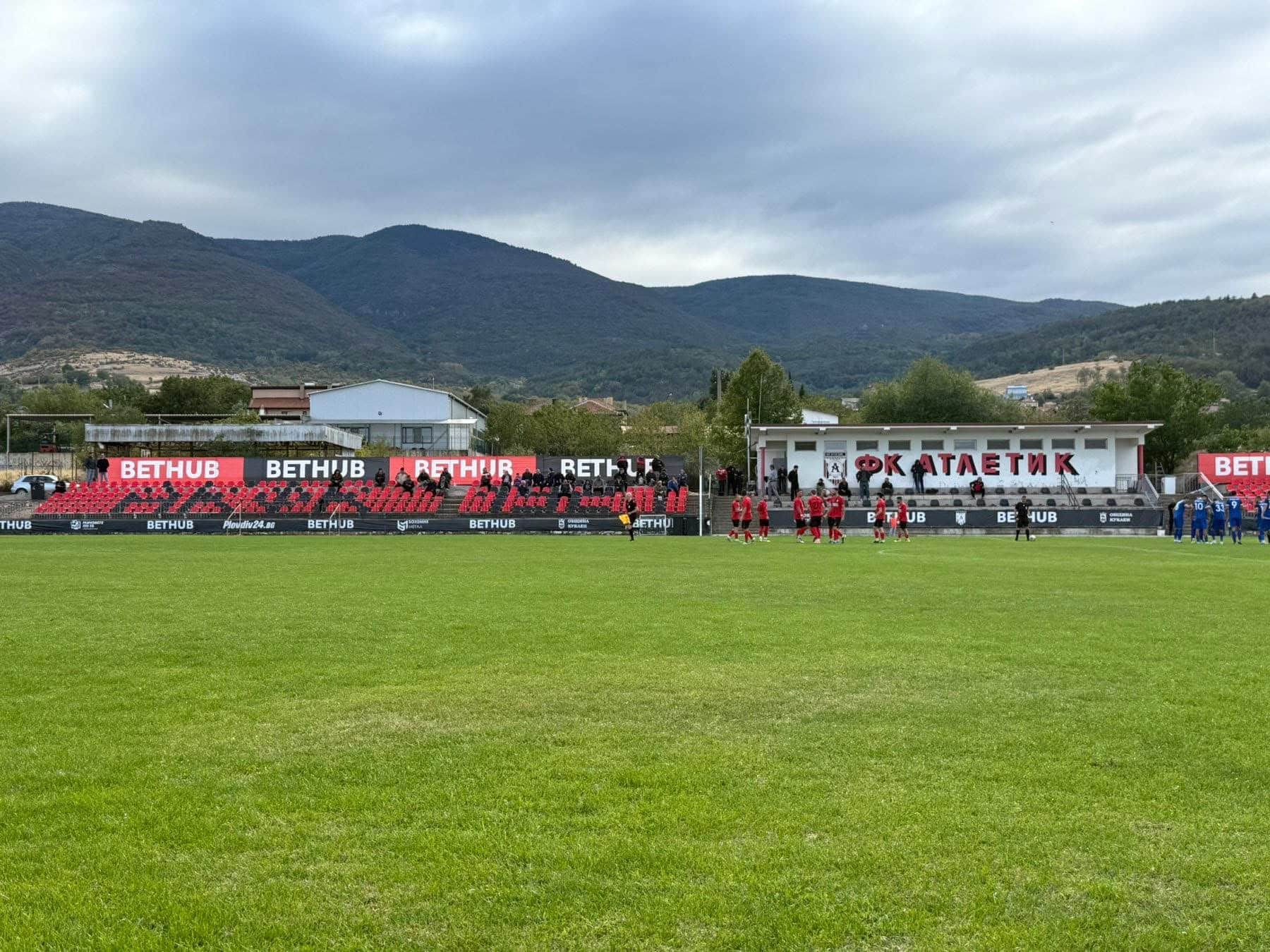 Атлетик (Куклен) с шест контроли през зимната подготовка Представителният отбор на Атлетик (Куклен) ще изиграе общо 6 контроли по време на зимната подготовка преди подновяването на сезона в Югозападната Трета лига. Тимът вече се събра за първа тренировка на 8 януари, а първата контрола е планирана за 18 януари срещу Лесичово (Пазарджишко). Следват проверки срещу Марица (Милево) и юношите на Ботев (Пловдив) до 18 години. За 31 януари е планиран блицтурнир между Атлетик (Куклен), Родопа (Смолян) и юношите на Локомотив (Пловдив), а контролите приключват на 7 февруари срещу Гигант (Съединение). ПРОГРАМА 8 януари, Първа тренировка 18 януари, Атлетик (Куклен) - Лесичово (Пазарджик) 21 януари: Атлетик (Куклен) - Марица (Милево) 24 януари: Атлетик (Куклен) – Ботев U18 (Пловдив) 31 януари, Атлетик (Куклен), Родопа (Смолян), Локомотив U18 (Пд) (турнир) 7 февруари: Атлетик (Куклен) - Гигант (Съединение)