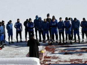 Рилски спортист започна зимната подготовка ФК Рилски спортист (Самоков) стартира подготовката си за пролетния дял на сезон 2025/26 в Югозападната Трета лига. Лидерът в шампионата проведе първото си занимание на стадион "Искър" в Самоков. Преди началото на тренировъчния цикъл беше отслужен традиционен водосвет за здраве, сили и успехи от отец Георги. За тима са предвидени шест контролни срещи, като подготовката започва с мач срещу Национал (София). Пълна програма с контролите на Рилски спортист от зимната подготовка: 24 януари – Рилски – Национал (София) 31 януари – Рилски – ЦСКА III 4 февруари – Рилски – Славия II 7 февруари – Рилски – Хебър (Пазарджик) 11 февруари – Рилски – ФК Кюстендил 14 февруари – Рилски – Оборище (Панагюрище)