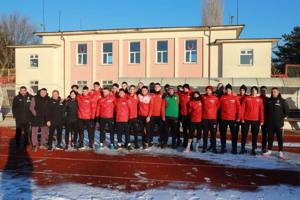 ОФК Хасково даде старт на подготовката си за пролетния полусезон в Югоизточната Трета лига. "Червените" проведоха първото си занимание на заснежения терен на стадион "Хасково" в 16:00 днес. На тренировката присъстваха почти всички играчи в състава на Живко Желев, като липсващите ще се присъединят в следващите дни. Към този момент няма нови и напускащи състезатели. В събота, 17 януари, ОФК Хасково ще изиграе първата си приятелска среща. Тимът ще гостува на ФК Димитровград 1947, като часът и мястото на провеждане все още не са уточнени, но най-вероятно мачът ще се състои на един от помощните терени на стадион "Миньор" в Димитровград. Пълен списък с двубоите, предшестващи първия кръг от пролетния полусезон за ОФК Хасково: 17 януари – Димитровград – Хасково 24 януари – Хасково – Загорец (Нова Загора) 31 януари – Хасково – Несебър 7 февруари – мач за Купата на Аматьорската лига