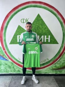 Пирин (Гоце Делчев) привлече Атанас Димитров Защитникът Атанас Димитров, роден през 1992 г., е новото попълнение на Пирин (Гоце Делчев). Димитров разполага с богат опит в професионалния футбол, като през годините е носил екипите на: Ботев Враца Чавдар Етрополе Банско Локомотив (Горна Оряховица) Вихрен Беласица Той има основна роля в завръщането на Беласица в професионалния футбол преди няколко сезона. Познат като „Малкия Джаич“, Димитров записва над 200 мача в професионалния футбол през кариерата си.