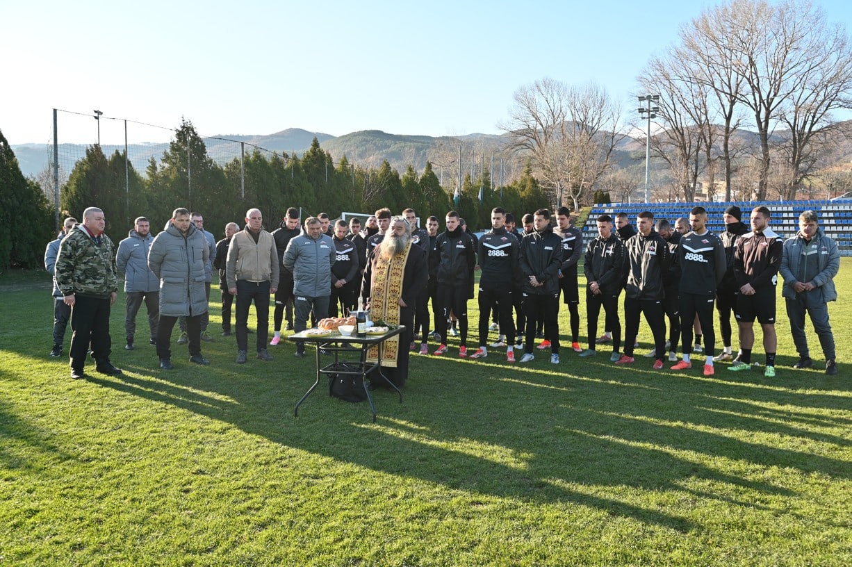 Септември (Симитли) стартира зимната подготовка с първа тренировка Септември (Симитли) официално откри зимната си подготовка преди пролетния дял на шампионата в Югозападната Трета лига с първа тренировъчна сесия на клуба. Подготвителният процес беше даден с тържествен водосвет, отслужен от отец Спас Веселински. Играчите излязоха на терена под ръководството на новия старши треньор Петър Костурков. На официалното откриване присъстваха кметът на община Симитли Апостол Апостолов, изпълнителният директор на клуба Пламен Скендерски, както и всички футболисти и останалите треньори от щаба на Костурков. В първата тренировка участва и първото ново попълнение на тима Вергил Янев, който се присъедини към отбора в края на 2025 година. Клубът представи и още един нов играч — 22-годишният централен защитник Мартин Гръчки от Благоевград. Той пристига от Виктория Роспорт, участник в Първа лига на Люксембург. В кариерата си Гръчки е бил част от дубъла на Спартак (Варна), Национал (София), Пирин (Благоевград) и немския Тус Майен, а през сезон 2022/23 вече е играл за септемврийци. Кметът Апостол Апостолов поздрави футболистите и треньорския щаб и им пожела здраве и успехи през новия сезон.