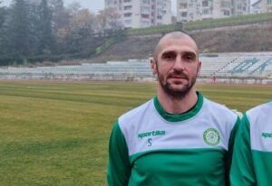 Румен Сандев започна тренировки с ФК Банско Румен Сандев направи първа тренировка днес с ФК Банско. Роденият на 19 ноември 1988 година опитен боец премина при "козлите", след като преди това имаше намерение да прекрати активната си състезателна кариера. За последно той бе част от втородивизионния Вихрен (Сандански). 37-годишният защитник има огромен опит с над 300 мача в професионалния футбол у нас. Започва кариерата си в Малеш Микрево, а след това преминава през Вихрен и Пирин, за който играе 6 години (2012-2018). Следват престои в Арда, Септември (София), Струмска слава, Марек, отново завръщане в Струмска слава през 2024 година, за да премине през януари 2025-та във Вихрен и да помогне за спечелването на промоция във Втора лига през миналия сезон.