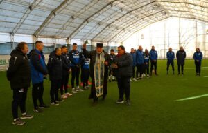 Струмска слава стартира зимната си подготовка. Старши треньорът Стефан Гошев изведе отбора на стадион "Христо Радованов" за първа тренировка. Началото бе поставено с молебен за здраве, отслужен от отец Александър. На събитието присъстваха кметът на Радомир Кирил Стоев, изпълнителният директор на клуба Кирил Стоев и членът на Управителния съвет Ники Иванов. В заниманието взеха участие всички нови попълнения; единственият, който пропусна старта, е Николай Архангелов, тъй като в момента е на проби в Германия. Първата контролна среща е насрочена за тази събота, 17 януари — гостуване на Вихрен в Сандански (11:00). ПРОГРАМА НА ПОДГОТОВКАТА 12 януари — Първа тренировка 17 януари — Вихрен – Струмска слава (11:00 часа в Сандански) 23 януари — Струмска слава – Пирин (Благоевград) 30 януари — Струмска слава – Септември (Симитли) 4 февруари — Струмска слава – Левски II (София) 7 февруари — Струмска слава – ЦСКА II (София) 10 февруари — Струмска слава – Пирин (Разлог) 13 февруари — Струмска слава – Септември II (София) Местата и началните часове на контролите ще бъдат уточнени допълнително.