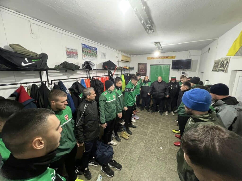 Представителният отбор на ФК Раковски днес официално започна зимната си подготовка. Началото бе отбелязано с благословия от епископа на Софийско-Пловдивския диоцез Румен Станев, който заедно с треньорския щаб и ръководството пожела на футболистите здраве, силна година, изпълнена с емоции, победи и незабравими моменти. След това играещият старши треньор Валери Домовчийски изведе 25 футболисти за първата тренировка. Нека 2026 година бъде година на успехи, развитие и гордост за ФК Раковски! ПРОГРАМА 12 януари — Първа тренировка 24 януари — ФК Раковски – Марица Пловдив 31 януари — ФК Раковски – Локомотив II Пловдив 8 февруари — ФК Раковски – ФК Садово Часовете и местата на срещите ще бъдат уточнени допълнително.