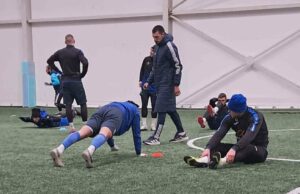 ОФК Костинброд започна зимната си подготовка на закрито ОФК Костинброд стартира зимната си подготовка с тренировка на закрито. Новият старши треньор Валентин Валентинов изведе 22-ма играчи на първото занимание. В него участваха всички нови попълнения в състава на "сините". В събота тимът ще изиграе и първата си контрола — срещу Септември II (София) от 12:30 часа. Мястото на провеждане на мача все още се уточнява.