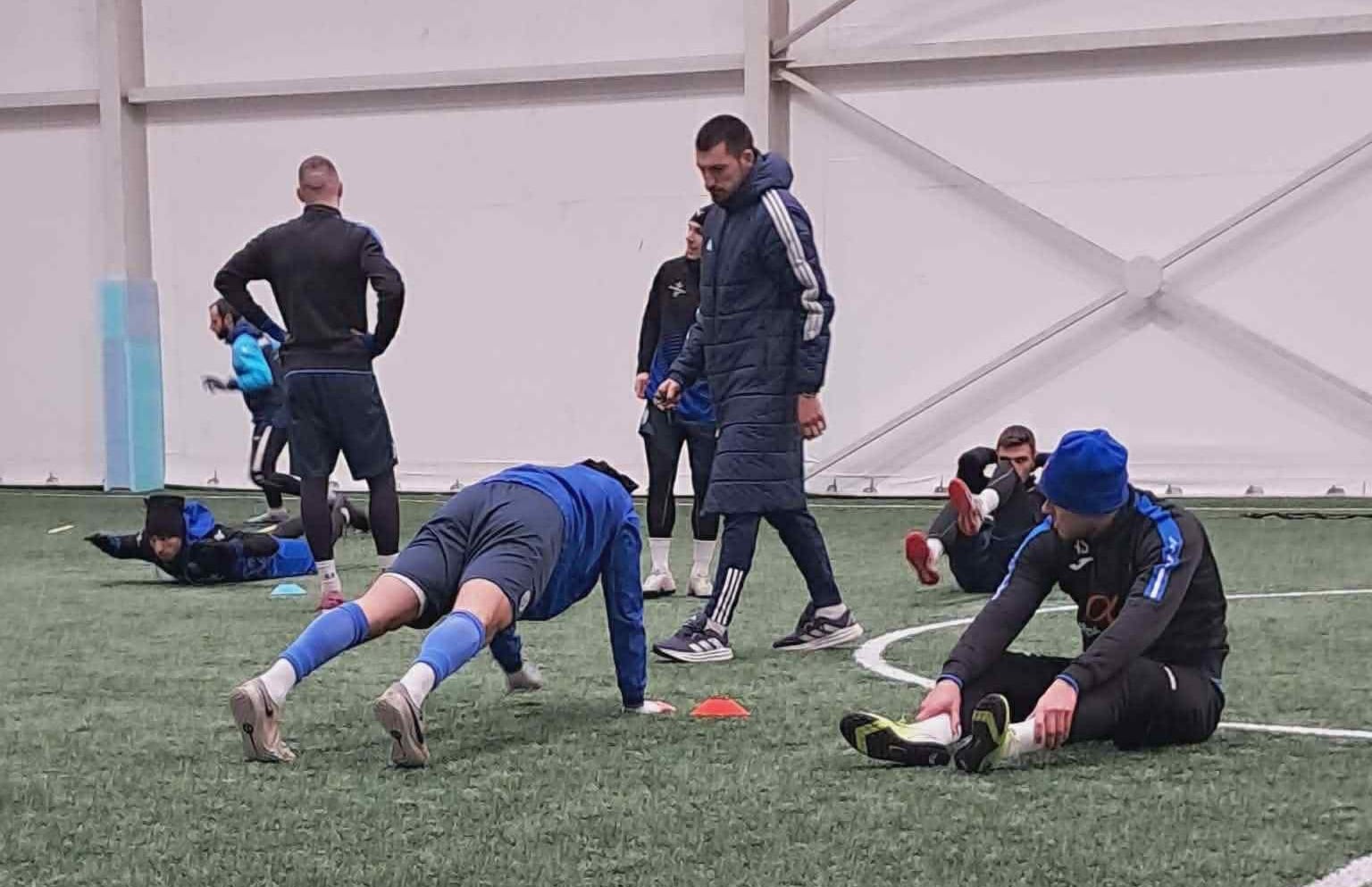 ОФК Костинброд започна зимната си подготовка на закрито ОФК Костинброд стартира зимната си подготовка с тренировка на закрито. Новият старши треньор Валентин Валентинов изведе 22-ма играчи на първото занимание. В него участваха всички нови попълнения в състава на "сините". В събота тимът ще изиграе и първата си контрола — срещу Септември II (София) от 12:30 часа. Мястото на провеждане на мача все още се уточнява.