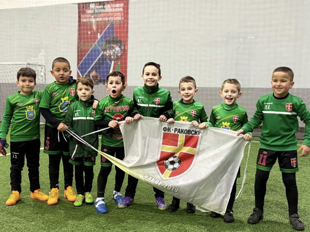 Стартира нов набор – родени през 2021 г. С радост съобщаваме началото на нов набор за деца, родени през 2021 година. Малките футболисти ще имат възможност да тренират по пътя на батковците от набори 2019 и 2020 г., които вече показват отлични резултати. Набор 2021 г. ще започне тренировъчния процес заедно с набор 2020 г., който направи страхотно участие на „PARADISE CUP“ и завърши на престижното 2-ро място на „РЕФАН КЪП“. Треньорски екип: Станислав Работов – млад и амбициозен треньор с опит в ДЮШ на Ботев и впоследствие с множество мачове в професионалния футбол. Милко Баданов – преминал през ДЮШ на Ботев до професионалния футбол в родния елит. Има и треньорски опит и притежава УЕФА “Grassroots” лиценз. Пожелаваме им много успехи и ползотворна работа с децата!