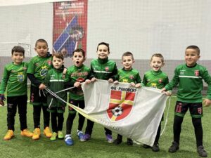 Стартира нов набор – родени през 2021 г. С радост съобщаваме началото на нов набор за деца, родени през 2021 година. Малките футболисти ще имат възможност да тренират по пътя на батковците от набори 2019 и 2020 г., които вече показват отлични резултати. Набор 2021 г. ще започне тренировъчния процес заедно с набор 2020 г., който направи страхотно участие на „PARADISE CUP“ и завърши на престижното 2-ро място на „РЕФАН КЪП“. Треньорски екип: Станислав Работов – млад и амбициозен треньор с опит в ДЮШ на Ботев и впоследствие с множество мачове в професионалния футбол. Милко Баданов – преминал през ДЮШ на Ботев до професионалния футбол в родния елит. Има и треньорски опит и притежава УЕФА “Grassroots” лиценз. Пожелаваме им много успехи и ползотворна работа с децата!