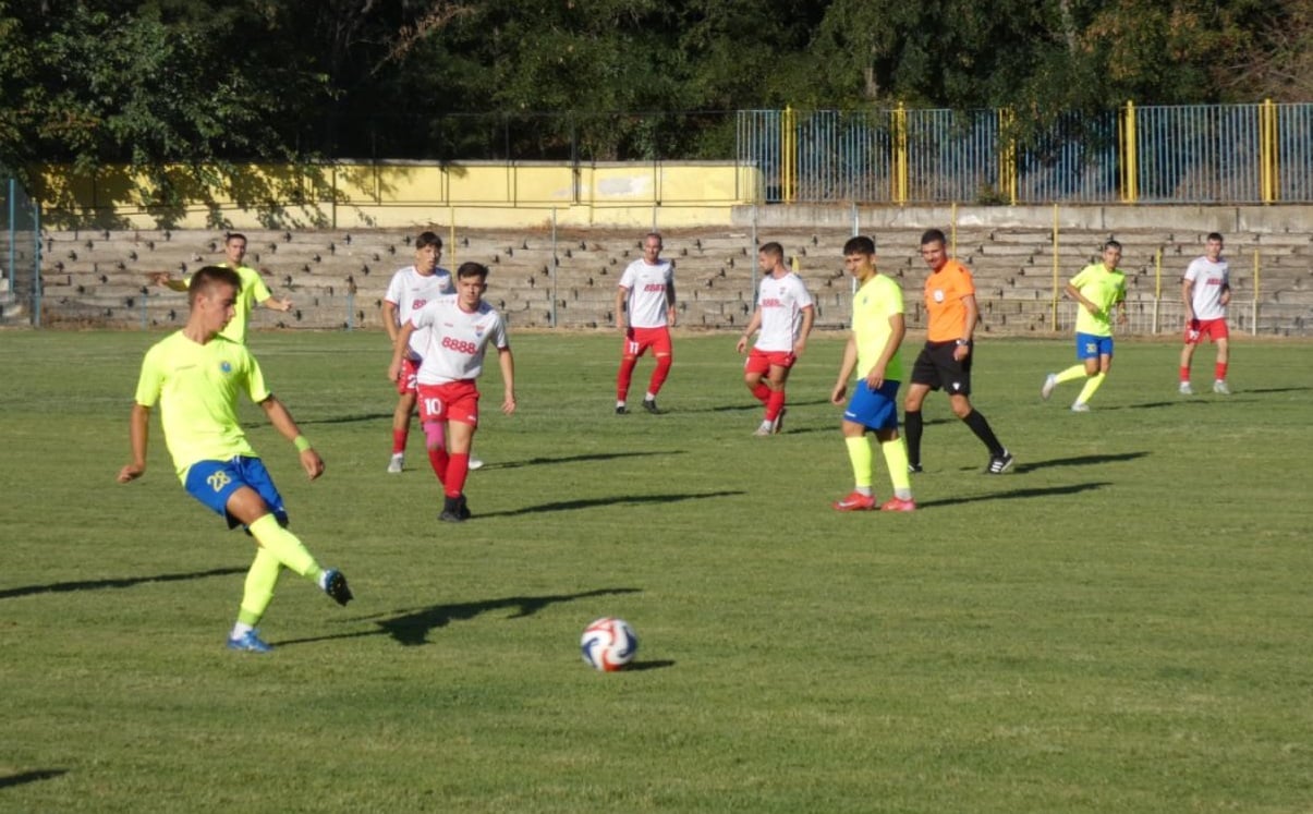 Асеновец (Асеновград) стартира контролите по време на зимната си подготовка тази събота (17 януари). Тимът, воден от старши треньора Манол Георгиев, приема Спартак (Пловдив) от 14:00 часа на стадион "Шипка" в Асеновград. Почти сигурно и втората проверка - срещу Родопа (Смолян), седмица по-късно, отново ще бъде в Асеновград. ПРОГРАМА, ЗИМНА ПОДГОТОВКА 08.01. Първа тренировка 17.01. Асеновец – Спартак (Пловдив) 24.01. Асеновец – Родопа (Смолян) 31.01. Асеновец – ФК Хасково 07.02. Асеновец – ФК Чавдар (Пловдив) Точните места и часове за контролите ще бъдат уточнени допълнително.