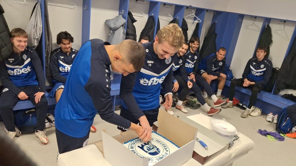 ОФК Несебър стартира зимна подготовка ОФК Несебър официално стартира зимната си подготовка. Старши треньорът Мирослав Косев изведе 19 футболисти на първото занимание за годината. Към тима предстои да се присъединят и Калоян Недев и Ангел Недев, които идват от Бургас Спорт. В състава се завърна и Никола Гелин, след последния си престой в Спортист (Своге). Очакват се и допълнителни подсилвания в следващите дни. Традиционно в съблекалнята беше разрязана и новогодишната торта — играчите и екипът си пожелаха здраве и успехи през пролетния дял от сезона в Югоизточната Трета лига. Президентът на клуба Недялко Москов очерта целта за следващия период — влизане във Втора лига. По думите му това няма да бъде преследвано на всяка цена, като приоритет остава изграждането на перспективен отбор, който да се развива и да повишава игровото си ниво.