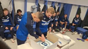 ОФК Несебър стартира зимна подготовка ОФК Несебър официално стартира зимната си подготовка. Старши треньорът Мирослав Косев изведе 19 футболисти на първото занимание за годината. Към тима предстои да се присъединят и Калоян Недев и Ангел Недев, които идват от Бургас Спорт. В състава се завърна и Никола Гелин, след последния си престой в Спортист (Своге). Очакват се и допълнителни подсилвания в следващите дни. Традиционно в съблекалнята беше разрязана и новогодишната торта — играчите и екипът си пожелаха здраве и успехи през пролетния дял от сезона в Югоизточната Трета лига. Президентът на клуба Недялко Москов очерта целта за следващия период — влизане във Втора лига. По думите му това няма да бъде преследвано на всяка цена, като приоритет остава изграждането на перспективен отбор, който да се развива и да повишава игровото си ниво.