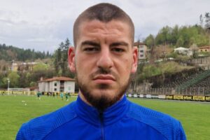 Владимир Сулев е четвъртото зимно попълнение на Левски (Карлово) Вратарят Владимир Сулев е четвъртото ново попълнение в отбора на Левски (Карлово) през зимния трансферен прозорец. Той пристига от Спартак (Пловдив), където записа 17 мача през есенната част на сезон 2025/26. Сулев е на 21 години. Преди да премине в Спартак (Пловдив), той е обличал екипите на Крумовград и Гигант (Съединение). Преди него "сините" подсилиха състава с Теодор Георгиев, който беше първият зимен трансфер под ръководството на Господин Мирчев. През изминалата седмица в клуба се присъединиха и двама други играчи — Кристиян Николов и Васил Църцев, които взеха участие в приятелския мач с Арда днес. Кристиян Николов е на 29 години, също идва от Спартак (Пловдив) и играе като десен краен бранител. Преди това е носил екипите на Гигант (Съединение) и Вихрен (Сандански). Васил Църцев е полузащитник на 23 години, идва от Гигант, където игра през есента, а преди това беше капитан на дублиращия тим на Локомотив (Пловдив). Очаква се през следващата седмица в отбора да пристигне още едно ново попълнение, с което селекцията на Левски (Карлово) трябва да бъде окончателно завършена.