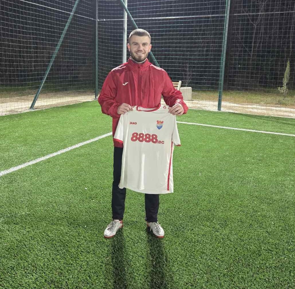 Асеновец привлече Теодор Митрев Асеновец (Асеновград) подсили състава си с нов футболист. В отбора вече е Теодор Митрев, роден през 2001 г., който играе като дефанзивен полузащитник. Митрев е юноша на Ботев (Пловдив) и Сокол (Марково). В професионалната си кариера е носил екипите на: Гигант (Съединение) Спартак (Пловдив) Атлетик (Куклен) Сокол (Марково) Добре дошъл в Асеновец, Теодор.