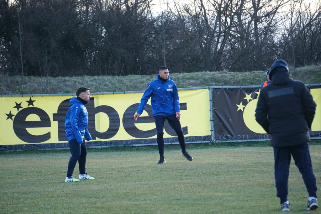 Струмска слава започва зимните контроли Струмска слава стартира контролите от зимната подготовка тази събота, 17 януари. Тимът, воден от старши треньора Стефан Гошев, ще гостува на втородивизионния Вихрен (Сандански) в 11:00 часа в Сандански. Радомирци започнаха подготовка в понеделник и само няколко дни по-късно вече подновяват проверките. ПРОГРАМА НА ПОДГОТОВКАТА 12 януари — Първа тренировка 17 януари — Вихрен – Струмска слава (11:00 часа в Сандански) 23 януари — Струмска слава – Пирин (Благоевград) 30 януари — Струмска слава – Септември (Симитли) 4 февруари — Струмска слава – Левски II (София) 7 февруари — Струмска слава – ЦСКА II (София) 10 февруари — Струмска слава – Пирин (Разлог) 13 февруари — Струмска слава – Септември II (София) Местата и началните часове на контролите ще бъдат уточнени допълнително.