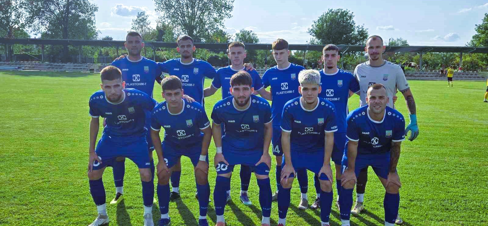 Първата контрола на ФК Аксаково бе отложена заради замръзнал терен Първата контролна среща от зимната подготовка на ФК Аксаково беше отложена. Причината е замръзналият изкуствен терен в Суворово, където "сините" трябваше да се изправят срещу Фратрия II (Бенковски). Двубоят беше насрочен за 11:30 часа днес, но въпреки желанието на треньорското ръководство на Аксаково той не можа да се проведе поради невъзможност за игра при настоящите условия.