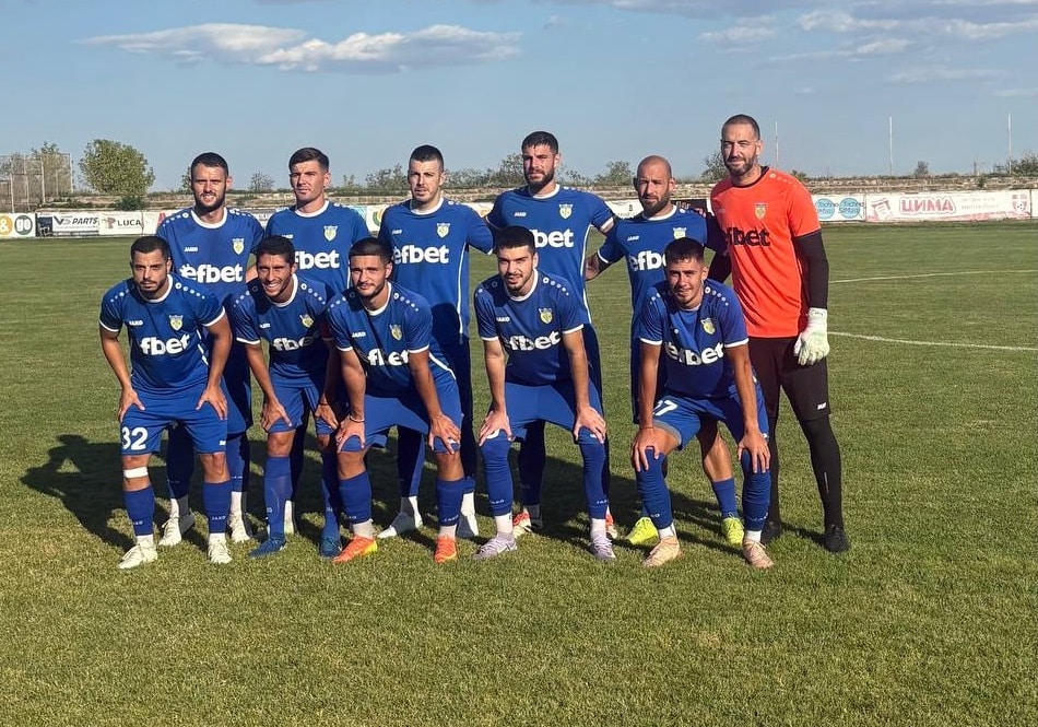 Гигант Съединение загуби с 2:3 от Спартак Пловдив в първата си зимна контрола Гигант Съединение отстъпи с 2:3 на Спартак Пловдив в първата си зимна контролна среща. Това бе втори неофициален дебют на новия треньор Васил Стефанов. Домакините доминираха през първото полувреме и успяха да поведат с 1:0 след попадение на Георги Мавродиев. На почивката наставникът извърши множество смени, давайки шанс на почти всички налични футболисти. През втората част гостите от Спартак Пловдив осъществиха обрат до 2:1, но Аурел Мусай възстанови равенството с впечатляващ удар от над 25 метра за 2:2. Финалният резултат 3:2 в полза на Спартак Пловдив оформи опитният Димо Бакалов. "Изключително много ми хареса нашият отбор, особено през първото полувреме тотално надиграхме гостите и можеше да водим с доста по-убедителен резултат. Получи се много динамичен двубой макар че за нас това бе първа контрола, в която треньорът направи доста смени", каза за официалния сайт на Гигант Съединение президентът Добри Козарев.