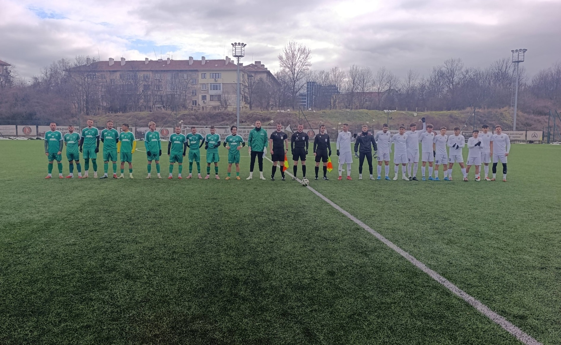 ФК Секирово (Раковски) загуби контрола с 0:3 от Славия II (София) ФК Секирово (Раковски) започна зимната си подготовка с приятелска среща, в която отстъпи с 0:3 при гостуването си на Славия II (София). Тимът направи отлично първо полувреме, но не успя да реализира своите положения. "Секирите" създадоха над 10 голови положения, при четири от които играчите им излизаха сами срещу вратаря, но не съумяха да пратят топката в мрежата на "белите". Второто полувреме бе белязано от множество смени, които повлияха на играта на Секирово и доведоха до промяна на схемата. Всички три попадения за Славия бяха реализирани след 64-ата минута, а последният гол падна в последната минута на мача. "Резултатът не беше реалния в случая, но има и такива мачове. Като цяло отборът се представи много добре и дори от ръководството на Славия имаше запитване за няколко наши футболисти.", сподели след срещата президентът на Секирово Стефан Пенсов. Всички 17 налични футболисти в състава на Красимир Манолов взеха участие в двубоя. Петима бяха отсъстващите поради заболяване от грип и контузии. Следващата контролна среща за тима е в сряда, 21-ви януари, срещу отбора на Садово.