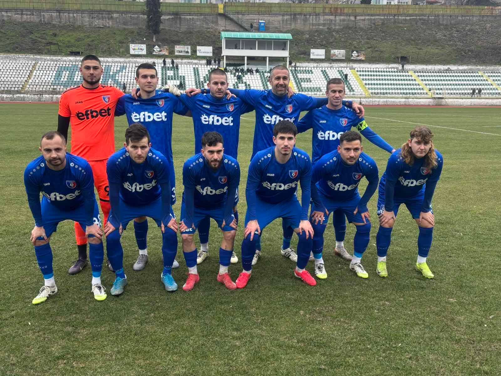 Струмска слава 1:1 Вихрен в първата контролна среща от зимната подготовка Струмска слава завърши 1:1 срещу втородивизионния Вихрен в първата контрола от зимната подготовка. Двубоят се игра в Сандански, а в него взеха участие всички футболисти, включени в групата. Кристиян Слишков даде преднина на Славата в 31-ата минута, а на почивката отборите се оттеглиха при 1:0. През втората част Вихрен изравни чрез Ауахрия и срещата завърши наравно. Титулярен състав 99. Александър Михайлов 14. Димитър Савов 4. Стилиян Николов 3. Димитър Митов 16. Ахмед Адемов 9. Любомир Тодоров 45. Даниел Начев 11. Милен Войнов 88. Кристиян Слишков 80. Деян Христов 10. Александър Аспарухов (капитан) Резерви 12. Йордан Димитров 5. Мартин Костов 6. Стивън Манолов 7. Дейвид Джоров 8. Георги Янев 15. Георги Николаев 17. Емилиан Петров 20. Денислав Мицаков 22. Чавдар Христов 77. Никола Митков