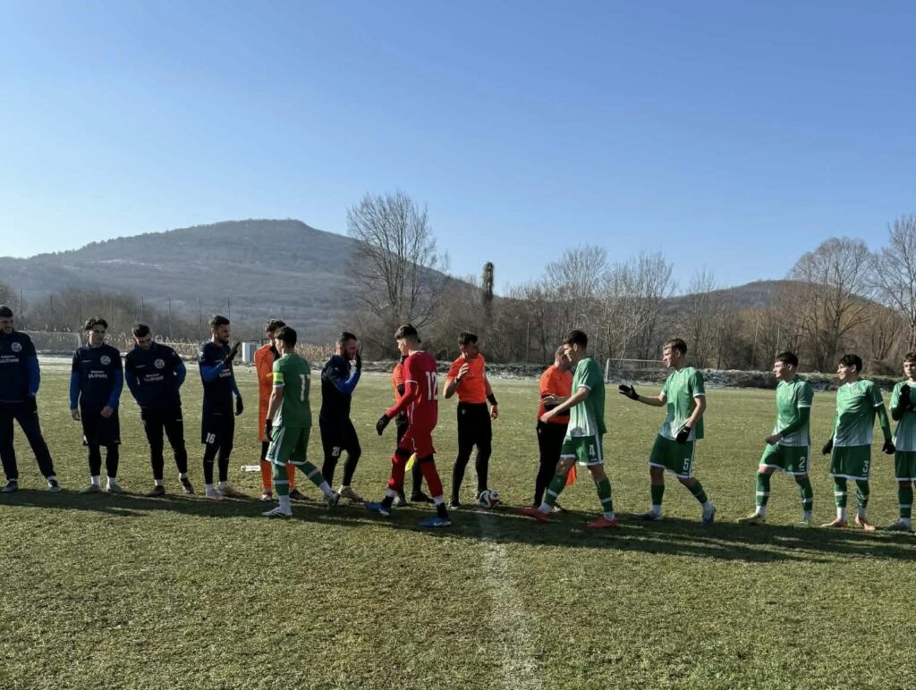 Черноморец (Балчик) направи 0:0 с Лудогорец (Разград) U17 в контролна среща Черноморец (Балчик) завърши наравно 0:0 с отбора на Лудогорец (Разград) до 17 години в първата си приятелска проверка от подготовката за пролетния полусезон в Североизточната Трета лига. Двубоят се проведе днес от 12:00 часа на стадион „Оброчище“. Балчиклии имаха повече поводи за съжаление, че не стигнаха до победа. В 11-ата минута Лъчезар Войков удари горната греда, а пред вратата се откриха и добри възможности за Стефан Митев, Толга Мюрвет и Кристо Яначков. "Получи се здрав сблъсък при минусовите температури и заледен терен. Създадохме много положения, но не успяхме да отбележим. Гостите също имаха няколко опасни атаки.", сподели след днешния двубой старши треньорът на Черноморец Ивайло Станчев. В срещата за Черноморец взеха участие 20 полеви състезатели, сред които двама юноши на тима, набор 2011, както и две момчета на проби, родени през 2007 г. Следващата проверка е в сряда от 14:00 часа на стадион „Локомотив“ във Варна срещу Спартак II. Пълен списък с мачовете на Черноморец (Балчик) до рестарта на шампионата: 17 януари - Черноморец - Лудогорец U17 - 0:0 21 януари – Спартак II (Варна) - Черноморец, 14:00 часа, стадион "Локомотив" във Варна 24 януари – Черноморец – Миньор (Перник) 31 януари – Черноморец – Черно море II (Варна) 7 февруари – Черноморец – Доростол Силистра 14 февруари – Бенковски (Исперих) – Черноморец, 1/2-финал за Купата на Аматьорската лига в Североизточна България
