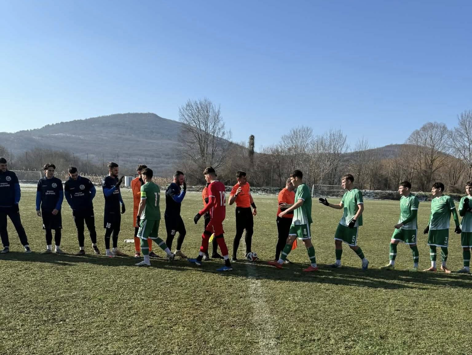 Черноморец (Балчик) направи 0:0 с Лудогорец (Разград) U17 в контролна среща Черноморец (Балчик) завърши наравно 0:0 с отбора на Лудогорец (Разград) до 17 години в първата си приятелска проверка от подготовката за пролетния полусезон в Североизточната Трета лига. Двубоят се проведе днес от 12:00 часа на стадион „Оброчище“. Балчиклии имаха повече поводи за съжаление, че не стигнаха до победа. В 11-ата минута Лъчезар Войков удари горната греда, а пред вратата се откриха и добри възможности за Стефан Митев, Толга Мюрвет и Кристо Яначков. "Получи се здрав сблъсък при минусовите температури и заледен терен. Създадохме много положения, но не успяхме да отбележим. Гостите също имаха няколко опасни атаки.", сподели след днешния двубой старши треньорът на Черноморец Ивайло Станчев. В срещата за Черноморец взеха участие 20 полеви състезатели, сред които двама юноши на тима, набор 2011, както и две момчета на проби, родени през 2007 г. Следващата проверка е в сряда от 14:00 часа на стадион „Локомотив“ във Варна срещу Спартак II. Пълен списък с мачовете на Черноморец (Балчик) до рестарта на шампионата: 17 януари - Черноморец - Лудогорец U17 - 0:0 21 януари – Спартак II (Варна) - Черноморец, 14:00 часа, стадион "Локомотив" във Варна 24 януари – Черноморец – Миньор (Перник) 31 януари – Черноморец – Черно море II (Варна) 7 февруари – Черноморец – Доростол Силистра 14 февруари – Бенковски (Исперих) – Черноморец, 1/2-финал за Купата на Аматьорската лига в Североизточна България
