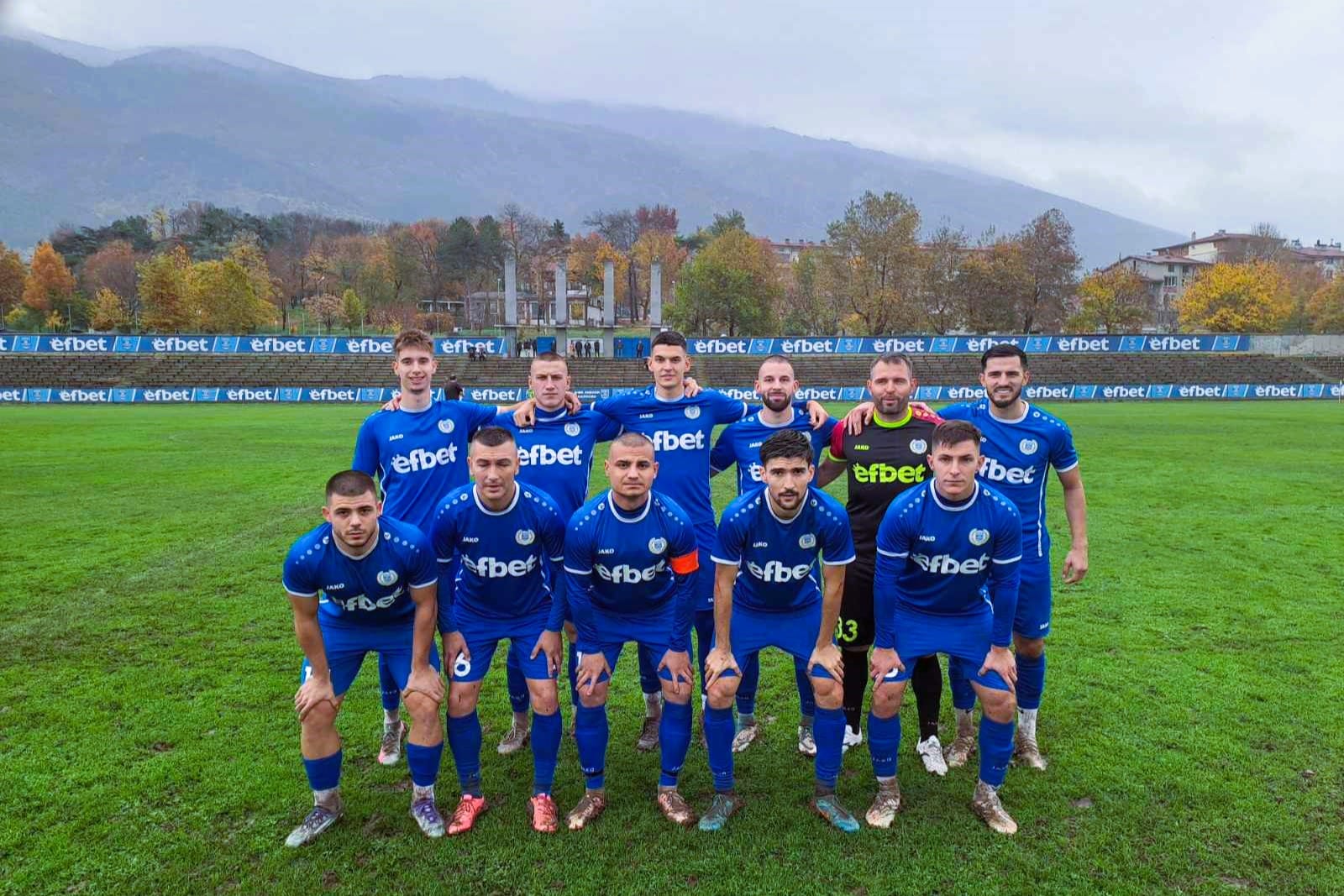 Левски (Карлово) победи Локомотив (Пловдив) U18 с 2:1 в контролна среща Левски (Карлово) спечели с 2:1 втората си зимна проверка. "Сините" надиграха отбора на Локомотив (Пловдив) до 18-годишна възраст, който е на трето място в елитната юношеска група на България. Срещата се изигра в Пловдив. И двата гола за победителите паднаха през първото полувреме, като техен автор стана Рангел Игнатов. Голмайсторът на карловци от есента изигра първите си минути по време на подготовката, след като пропусна приятелския двубой с Арда (Кърджали) в четвъртък. Всички състезатели в отбора, воден от Господин Мирчев, взеха участие в днешния двубой. Следващата контрола за Левски е в сряда, 21-ви януари, от 15:00 часа. Тогава отборът гостува на Марица (Пловдив). Приятелските мачове на Левски (Карлово) от подготовката за пролетния дял на кампания 2025/26: 15 януари – Левски – Арда 0:3 17 януари – Локомотив (Пловдив) U18 – Левски 1:2 21 януари – Марица (Пловдив) – Левски, 15:00 часа, стадион „Марица“, Пловдив 24 януари – Левски  – Розова долина, в село Дъбене 31 януари – Левски – Марица (Милево) 7 февруари – Левски – Спартак (Пловдив)