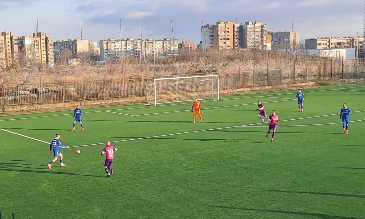 ФК Созопол загуби с 0:5 от Черноморец (Бургас) ФК Созопол претърпя поражение с 0:5 от Черноморец (Бургас) във втората си контрола от зимната подготовка. Двубоят се изигра в Сливен. В първото полувреме за Черноморец точни бяха Жулиян Иванов (22'), Димитър Костадинов (25') и Крис Добрев, който се разписа в добавеното време. В 65-ата минута Зак Пауло Пиплица направи резултата 4:0, а крайният резултат оформи Мариян Димитров в 76-ата минута. Следващата контрола на ФК Созопол е на 24 януари срещу друг бургаски отбор - Нефтохимик. ПРОГРАМА ЗА ПОДГОТОВКАТА 5 януари, Първа тренировка 10 януари – ФК Българово 6:1 17 януари – Черноморец (Бургас) 0:5 24 януари – Нефтохимик (Бургас) 31 януари – Димитровград Часовете и стадионите, на които ще се проведат контролните срещи, ще бъдат обявени допълнително. Най-вероятно на 7 или 8 февруари “небесносините” ще изиграят първата си официална среща – мач за Купата на АФЛ срещу “Загорец” Нова Загора.