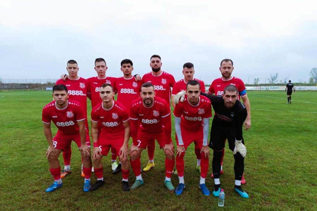 ОФК Хасково загуби с 1:2 при гостуването си на Димитровград ОФК Хасково отстъпи с 1:2 при визитата си на ФК Димитровград в първата си зимна контрола от подготовката за пролетния полусезон в Югозападната Трета лига. Двубоят започна в 14:00 часа на стадион "Раковски" в Димитровград. Старши треньорът Живко Желев използва два различни състава през двете полувремена, като в началото пусна по-младите състезатели в отбора. Първата част завърши без голове. Второто полувреме започна по-добре за хасковлии — Владислав Узунов даде преднина на тима. Домакините обаче успяха да направят пълен обрат след техните единствени два точни удара през втората част. В края на срещата футболистите на Хасково пропуснаха четири добри възможности, с които поне да изравнят. Добрата новина за тима е завръщането на Костадин Пеев — той игра 45 минути след почти година извън терена. В двубоя не взеха участие вратарят Богомил Цинцарски и полузащитникът Христо Бойков. Срещата се проведе въпреки лошите атмосферни условия, които влошиха състоянието на терена на стадион "Раковски". "На този етап резултатите не ни интересуват толкова много. Целта беше всички да останат здрави и се получи. Хубавата новина от днес е, че Костадин Пеев се завърна след близо година", сподели след срещата наставникът на тима Живко Желев. Следващата контрола на ОФК Хасково е срещу Загорец в Нова Загора на 24 януари (събота) от 13:00 часа. Пълен списък с двубоите на ОФК Хасково преди първия кръг от пролетния полусезон: 17 януари – Димитровград – Хасково - 2:1 24 януари – Загорец (Нова Загора) - Хасково, 13:00, Нова Загора 31 януари – Хасково – Несебър 7 февруари – мач за Купата на Аматьорската лига