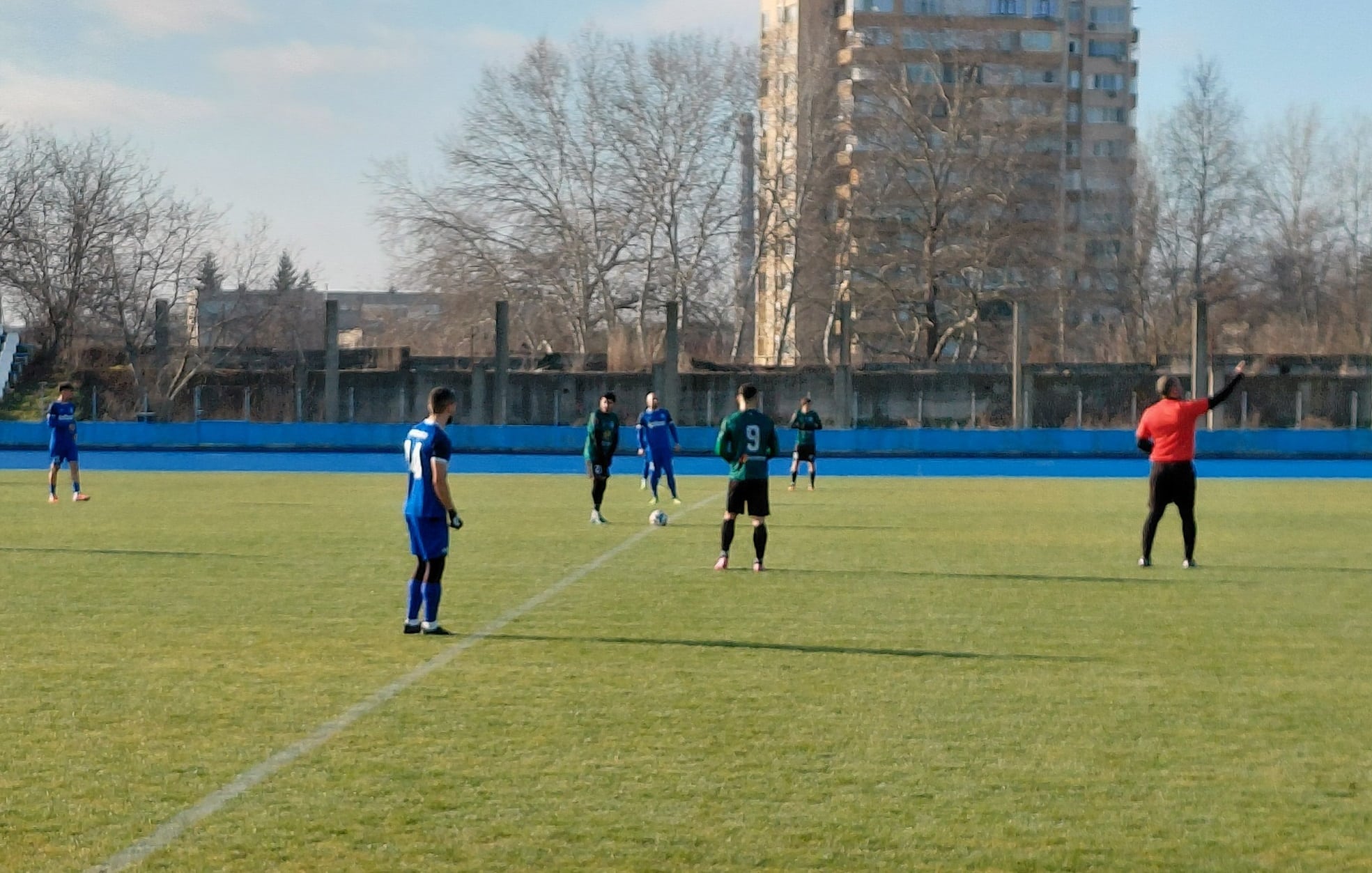 ФК Ямбол завърши 1:1 в първата контрола от зимната подготовка ФК Ямбол направи равенство 1:1 срещу Нефтохимик в първата си контролна среща от зимната подготовка. Двубоят се проведе на стадион „Тунджа“ в Ямбол и бе неофициален дебют за новия старши треньор на домакините Николай Жечев. За ФК Ямбол точен бе Добромир Димитров, а за гостите се разписа Радослав Иванов. Следващата проверка на ямболии е насрочена за събота, 24 януари, срещу Спартак (Пловдив). ПРОГРАМА, ЗИМНА ПОДГОТОВКА 8 януари, 14:00 часа — Първа тренировка 17 януари, 13:30 часа — ФК Ямбол – Нефтохимик 1:1 24 януари — ФК Ямбол – Спартак (Пловдив) 28 януари — ФК Ямбол – ОФК Несебър 31 януари — ФК Ямбол – Черноморец 2 Забележка: Началните часове и местата на контролите ще бъдат уточнени допълнително. 7 февруари — 1/2-финал за Купата на Аматьорската лига: Розова долина (Казанлък) – ФК Ямбол