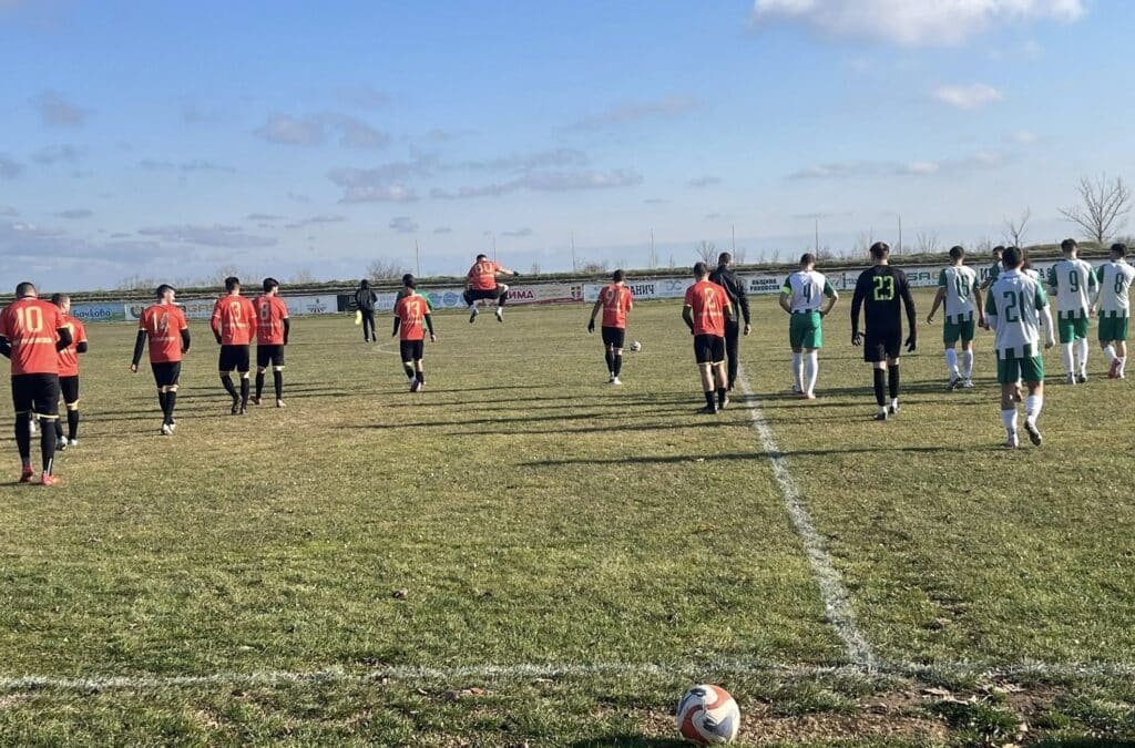 ФК Раковски загуби с 2:3 от ФК Национал в първата контрола ФК Раковски отстъпи с 2:3 на ФК Национал в първата си контролна среща от зимната подготовка. Домакините започнаха уверено и повеждаха с 2:0 след попадения на Петър Атанасов и Георги Балджийски. Пет минути преди края на първото полувреме гостите намалиха на 2:1. Второто полувреме протече в по-ниско темпо. Футболистите на ФК Раковски създадоха няколко добри положения, но не успяха да ги реализират. След допуснати грешки и разбърквания в отбраната на домакините, гостите се възползваха и с два прецизни и силни удара обърнаха резултата до крайното 3:2 в своя полза. Старши треньорът Валери Домовчийски даде шанс за изява на всички състезатели, които присъстваха на мача. ПРОГРАМА 12 януари, Първа тренировка 17 януари, ФК Раковски – ФК Национал 2:3 24 януари, ФК Раковски – Марица Пловдив 31 януари, ФК Раковски – Локомотив II Пловдив 8 февруари, ФК Раковски – ФК Садово Часовете и местата на срещите ще бъдат уточнени допълнително.