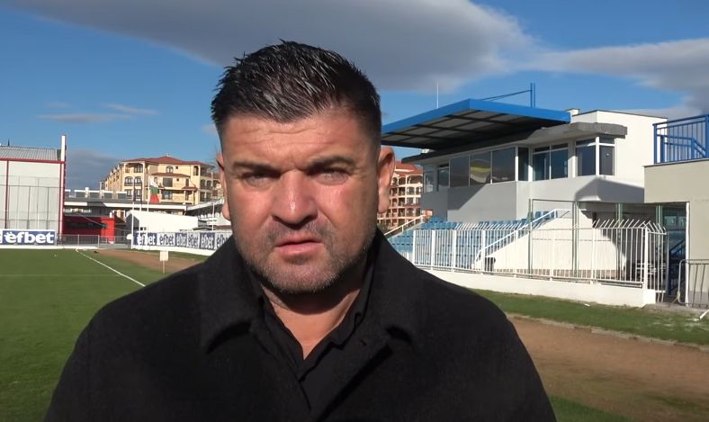 Недялко Москов, президент на ОФК Несебър, коментира представянето на отбора през изминалата есен и очакванията за пролетния дял на сезона. „След като отборът е на първо място, няма да има друга цел освен да го запазим. Знаете, че Несебър е един от фаворитите в тази група и това винаги ни е било целта – да бъдем първи и няма накъде да даваме назад в представянето си. Въпреки че през сезона не беше на 100%, но с играта, която показахме и с тима, който направихме, мисля, че това е основната ни цел“, коментира президентът на клуба пред сайта Котаспорт. „Нищо няма на всяка цена. Ако момчетата играят, както до момента, дори да не станем първи – не е фатално, но след като сме първи и водим с 4 точки, се надявам да запазим това класиране“, добави още Москов. „С потенциала, с който разполагаме, мисля, че трябва да сме доволни от есенния дял на сезона. Изиграхме 2-3 слаби мача – с Димитровград, който беше ужасяващо слаб. Другият ни слаб мач беше срещу Розова долина, както и със Спартак (Пловдив), но теренът не беше добър. Другият мач, в който не бях доволен, бе срещу Марица – имам предвид, като игра, тъй като Марица игра по-добре от нас, но ние спечелихме заради по-големия опит. Имахме доста контузени футболисти и ако тази година нямаме такива проблеми, без проблеми ще бъдем първи. Съставът ни е ясен, момчетата знаят, че са най-добрият отбор, аз също знам, че те са най-добрите. Треньорите се справиха чудесно с материала, с който разполагат“, завърши ръководителят на клуба. Москов подчерта, че при здрав състав и запазване на формата от есента Несебър има сериозни шансове да задържи лидерската си позиция. Той отбеляза, че съставът е ясен и оцени положително работата на треньорския щаб.