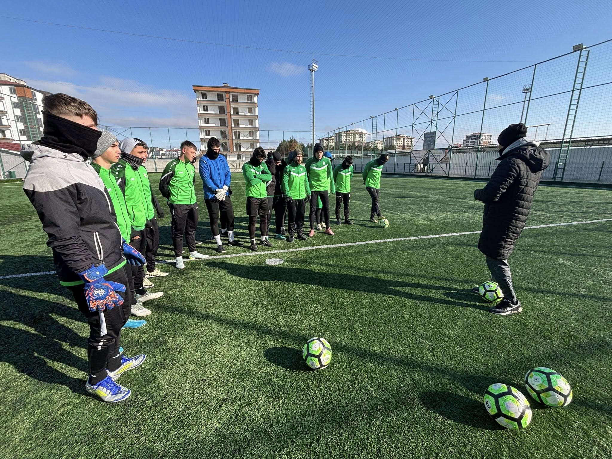 Бенковски (Исперих) ще играе втора контрола в Турция Бенковски (Исперих) ще изиграе втората си контролна среща по време на лагера в Турция. Срещата е срещу домакините от Капаклъспор (град Капаклъ), където тимът от Исперих провежда подготовка. Двубоят е в сряда, а след него момчетата на Бенковски се прибираат обратно в България. Днес отборът проведе тренировка на едно от тренировъчните игрища на Община Чорлу.