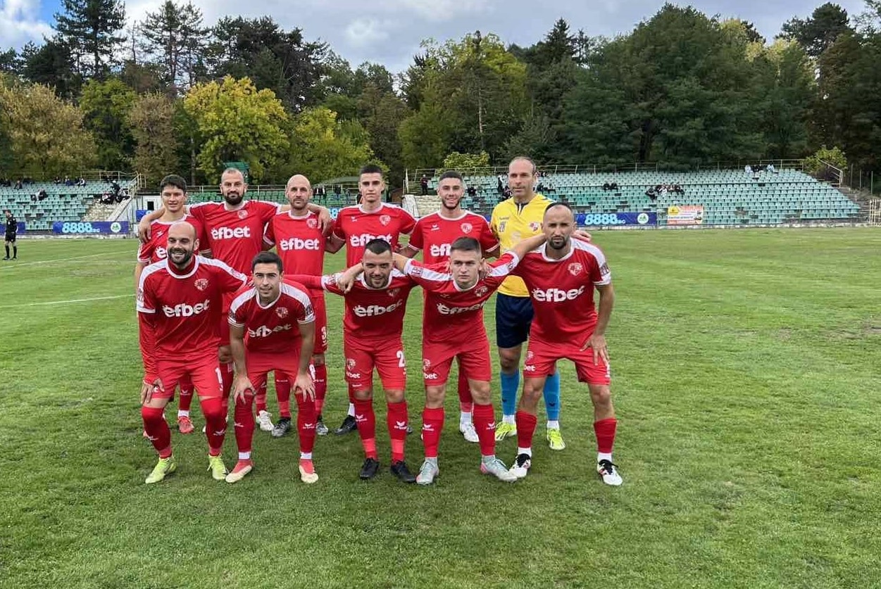 ФК Банско загуби с 1:3 от Септември (Симитли) в контролна среща, която се игра по-рано днес на „Арена Симитли“. Домакините от Симитли решиха мача още в първото полувреме, повеждайки с 3:0 след попадения на Добромир Панчаревски, Валентин Илиев и Никола Иванов. През втората част Георги Проев намали за Банско и оформи крайното 1:3. Неофициален дебют за „козлите“ направи Румен Сандев, който пропусна първата контрола срещу Беласица. В игра се завърна и Марио Димитров, който също не участваше в мача с петричани. В този двубой титуляр отново бе португалецът Хенри Тач, който пристигна преди първата контрола с Беласица и реализира гола при поражението с 1:3. ФК Банско (стартов състав): Мартин Станчев, Румен Сандев, Мирослав Боянов, Марио Димитров, Илко Дамбов, Асен Либяховски, Мирослав Александров, Теодор Чолев, Лазар Еринин, Хенри Тач, Владислав Златинов (Атанас Тъпигьозов, Йордан Лечов, Тодор Пасков, Георги Проев, Леонардо Мандухов) ПРОГРАМА 8 януари, Първа тренировка 17 януари, Банско – Беласица 1:3 21 януари, Банско – Септември (Симитли) 1:3 24 януари, Банско – Пирин (ГД) 31 януари, Банско – Германея (Сапарева Баня) 13 февруари, Банско – Пирин (Разлог)