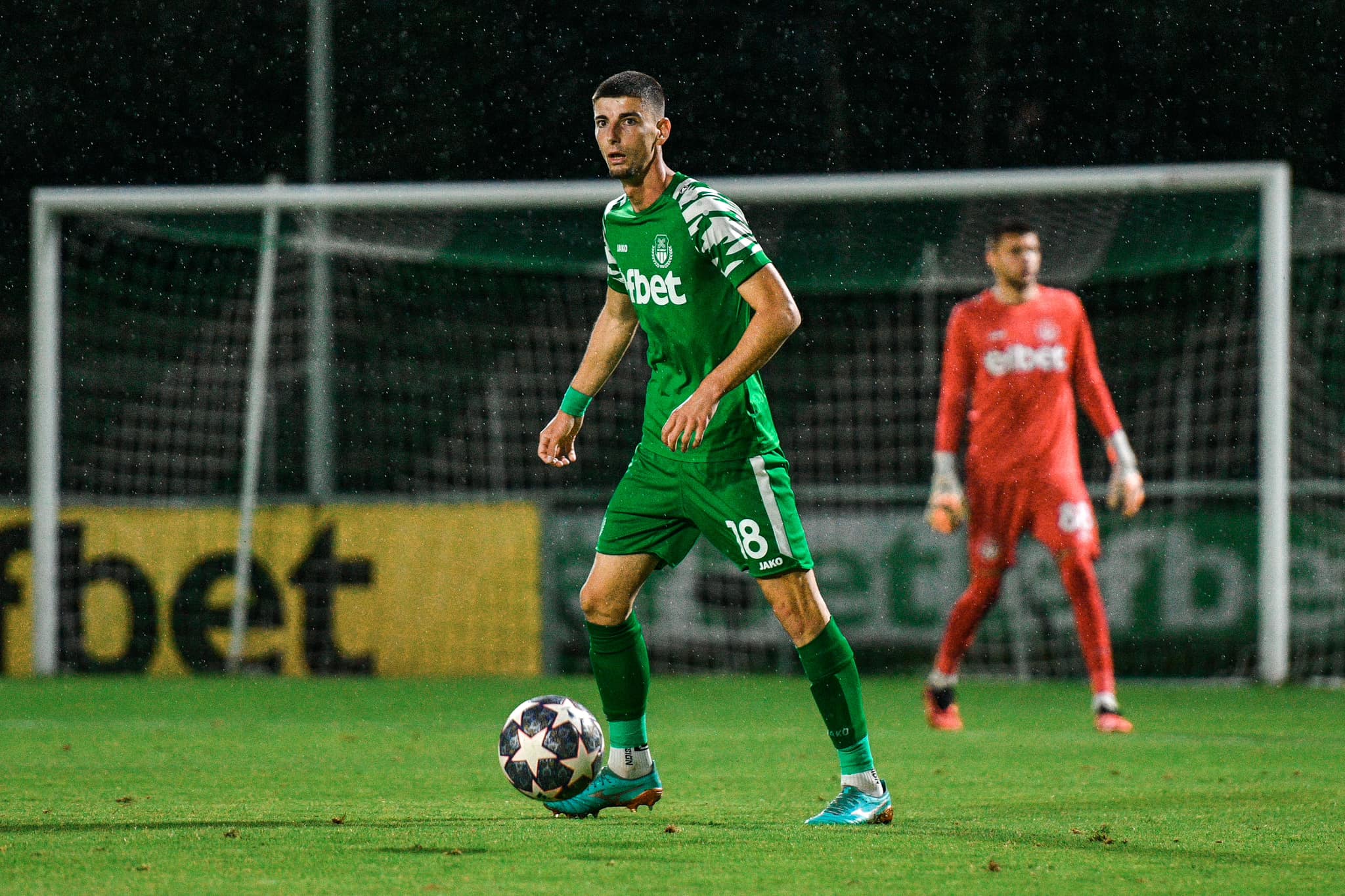 Иван Дишков тренира в Гигант (Съединение) Защитникът Иван Дишков тренира в Гигант (Съединение). Юноша на Хебър (Пазарджик), роден през 2002 г., той играе на поста централен защитник. В кариерата си до момента Дишков е играл освен за Хебър и за ФК Ловеч, а през есента на настоящия сезон бе част от първия отбор на Хебър във Втора лига.