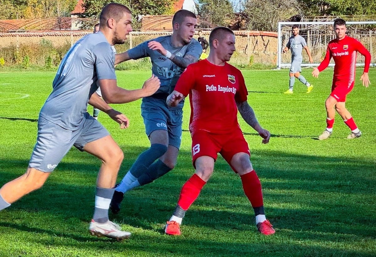 Марица (Милево) завърши наравно 3:3 в контролна среща срещу Атлетик (Куклен). Двубоят се проведе на базата на Ботев Пловдив в Коматево при осветление. "Баските" от Куклен поведоха с 3:0 на полувремето след два гола на Реджеп Халил и един на Денис Гивеждов. През втората част тимът, воден от старши треньора Иван Кочев, взе инициативата и изравни резултата. За Марица (Милево) се разписаха Боримир Карамфилов, Костадин Петров и Ангел Здравчев. Следващата проверка за Марица (Милево) е срещу Хасково от областната група на 24 януари (събота). ПРОГРАМА 8 януари, Първа тренировка 17 януари, Марица (Милево) – Берое (Стара Загора) 1:3 21 януари, Марица (Милево) – Атлетик (Куклен) 3:3 24 януари, Марица (Милево) – Хасково (областна група) 31 януари, Марица (Милево) – Левски (Карлово) Очаква се седмица преди подновяването на сезона в Югоизточната Трета лига да се изиграе мач от турнира за Аматьорската купа (7-8 февруари), при условие че времето позволява. Шампионатът се подновява на 14 февруари, като в първия кръг Марица (Милево) е гост на ОФК Хасково.