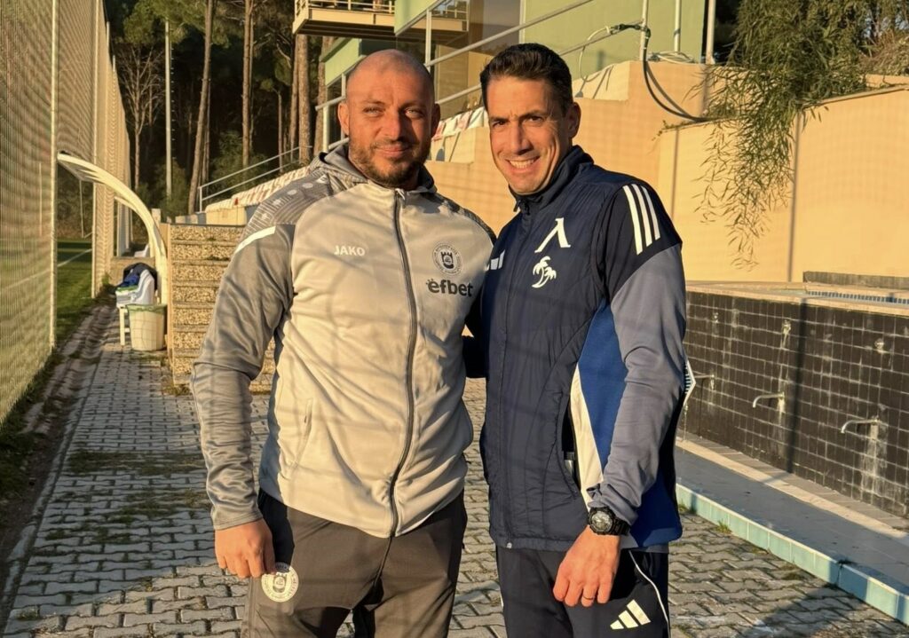 Треньорът от детско-юношеската школа на ОФК Несебър Трайо Грозев прекарва едноседмична специализация при старши треньора на Левски Хулио Веласкес. В момента лидерът в Първа лига провежда подготвителен лагер в турския курорт Белек. По време на лагера „сините“ вече изиграха три контролни срещи срещу Ниредхаза, Войводина и Заглебие. Грозев следи тренировъчния процес и приятелските мачове на отбора, черпейки опит от работата на водещия треньорски щаб в българския футбол. Трайо Грозев работи с подрастващите таланти на ОФК Несебър, родени през 2012 и 2016 г. По време на специализацията Хулио Веласкес обърна специално внимание на младия специалист, като проведе разговори по различни футболни теми и сподели детайли за съвременния тренировъчен процес, методиката на работа и изискванията към юношите. В Белек заедно с Грозев е и президентът на ОФК Несебър Недялко Москов, който играе ключова роля в изграждането и поддържането на добрите отношения между морския клуб и Левски. Ръководството на ОФК Несебър изразява благодарност към ръководството на Левски в лицето на Наско Сираков и Даниел Боримиров, както и към треньорския щаб за топлото посрещане, професионалното отношение и оказаното съдействие. В бъдеще двата клуба ще задълбочават сътрудничеството си. При евентуално влизане на „делфините“ във Втора лига, Левски ще преотстъпва свои футболисти на ОФК Несебър като част от партньорството и общата им визия за развитие на младите български таланти. Screenshot