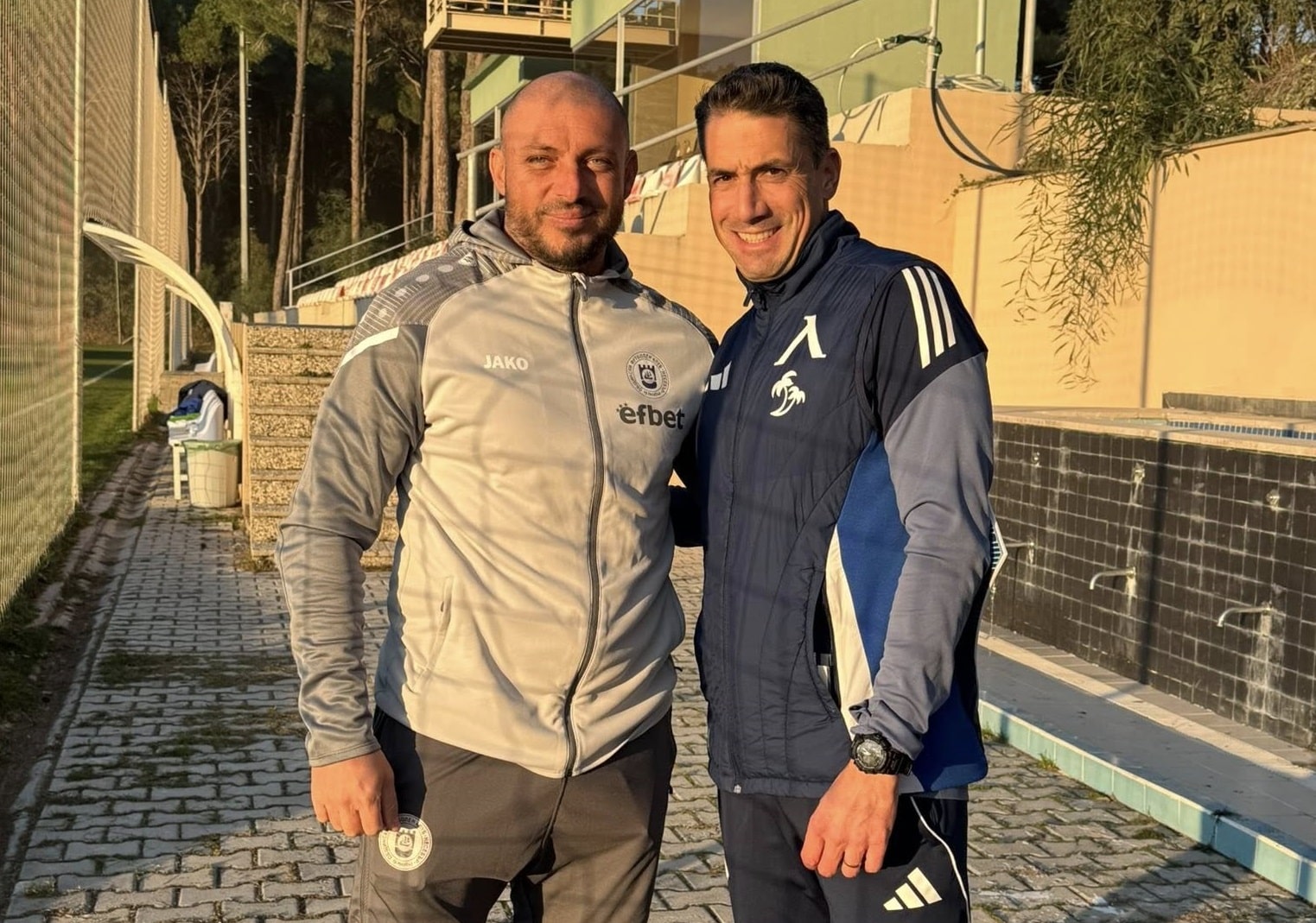 Треньорът от детско-юношеската школа на ОФК Несебър Трайо Грозев прекарва едноседмична специализация при старши треньора на Левски Хулио Веласкес. В момента лидерът в Първа лига провежда подготвителен лагер в турския курорт Белек. По време на лагера „сините“ вече изиграха три контролни срещи срещу Ниредхаза, Войводина и Заглебие. Грозев следи тренировъчния процес и приятелските мачове на отбора, черпейки опит от работата на водещия треньорски щаб в българския футбол. Трайо Грозев работи с подрастващите таланти на ОФК Несебър, родени през 2012 и 2016 г. По време на специализацията Хулио Веласкес обърна специално внимание на младия специалист, като проведе разговори по различни футболни теми и сподели детайли за съвременния тренировъчен процес, методиката на работа и изискванията към юношите. В Белек заедно с Грозев е и президентът на ОФК Несебър Недялко Москов, който играе ключова роля в изграждането и поддържането на добрите отношения между морския клуб и Левски. Ръководството на ОФК Несебър изразява благодарност към ръководството на Левски в лицето на Наско Сираков и Даниел Боримиров, както и към треньорския щаб за топлото посрещане, професионалното отношение и оказаното съдействие. В бъдеще двата клуба ще задълбочават сътрудничеството си. При евентуално влизане на „делфините“ във Втора лига, Левски ще преотстъпва свои футболисти на ОФК Несебър като част от партньорството и общата им визия за развитие на младите български таланти. Screenshot