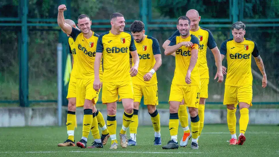 Черноломец (Попово) започна подготовка за пролетния дял в Североизточната Трета лига Отборът на Черноломец (Попово) вече е в подготовка преди подновяването на пролетния дял на сезона в Североизточната Трета лига. Старши треньорът Невен Венков събра отбора за първа тренировка на 17 януари и оттогава тимът тренира с група от 23 футболисти. До момента в състава са привлечени три нови попълнения: Георги Колев, Ивайло Михайлов и Виктор Игнатов. Пропадна пристигането на Никола Тотев. Първата контрола е насрочена за 24 януари (събота) от 13:30 часа срещу СФК Светкавица в Търговище. ПРОГРАМА, ЗИМНА ПОДГОТОВКА 17 януари, Първа тренировка 24 януари, СФК Светкавица 2014 – Черноломец 31 януари, Етър 2 – Черноломец 7 февруари, Лудогорец III – Черноломец 14 февруари, Павликени – Черноломец