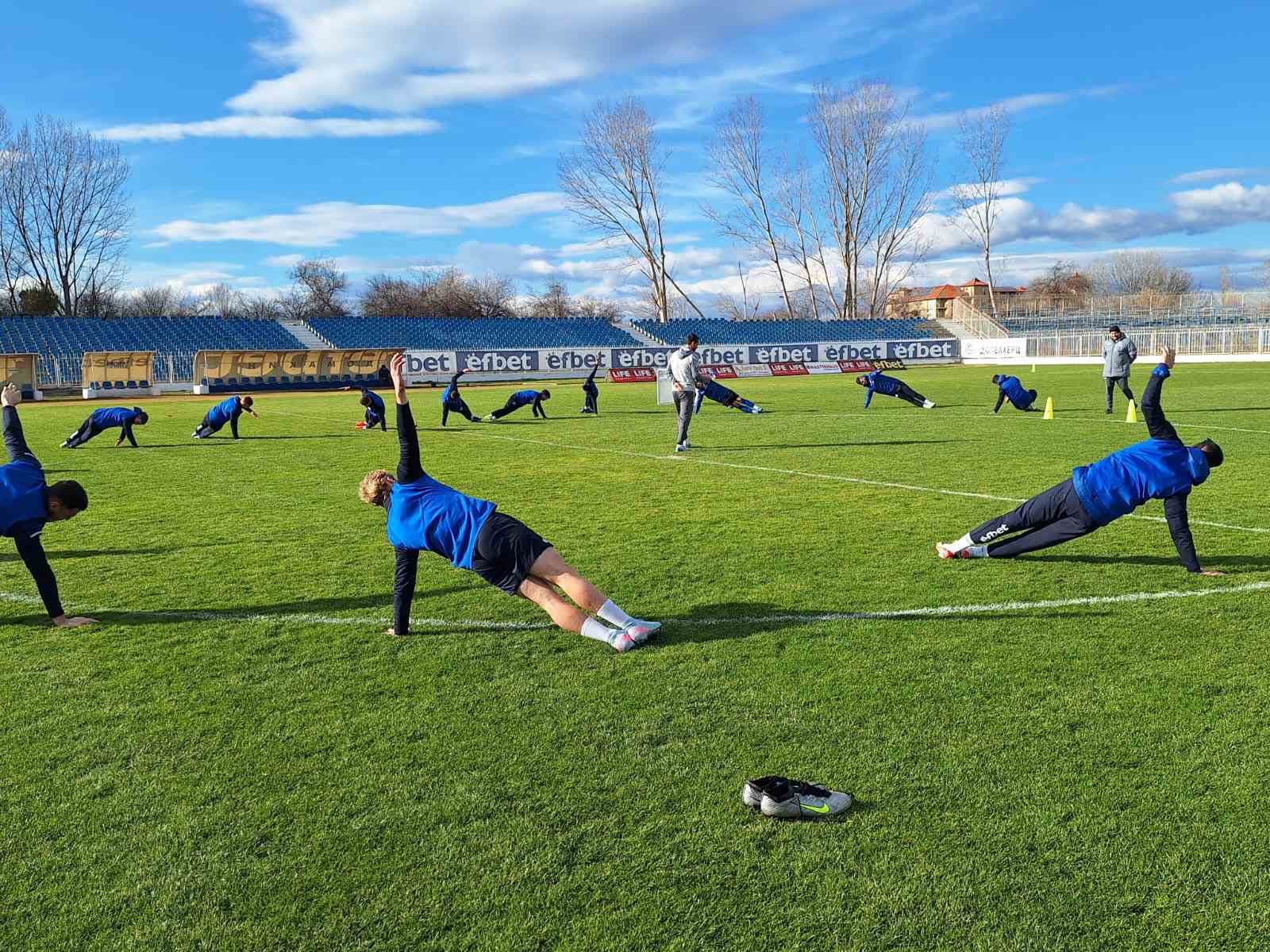 ОФК Несебър започва зимните си контролни срещи в събота, 24 януари. Лидерът в Югоизточната Трета лига ще се срещне с дубъла на Черноморец (Бургас) от 10:30 часа в Долно Езерово. ЗИМНА ПОДГОТОВКА 15.01. — Първа тренировка (14:00 часа) 24.01. — Несебър – Черноморец II 28.01. — Несебър – Ямбол 31.01. — Несебър – Хасково 04.02. — Несебър – Спартак (Пд) 07.02. — Несебър – Нефтохимик 11.02. — Несебър – Черно море II 14.02. — Несебър – Лудогорец III Местата на провеждане и началните часове на контролите ще бъдат уточнени допълнително.