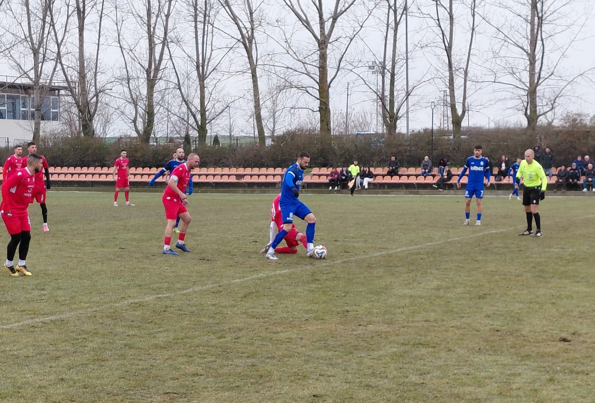 ФК Ямбол загуби от Спартак (Пловдив) с 0:4 в контролна среща ФК Ямбол претърпя поражение с 0:4 от Спартак (Пловдив) в контролна среща, проведена на стадиона в село Кабиле. Това беше третата проверка за отбора, воден от старши треньора Николай Жечев, от началото на зимната подготовка. В предходните две контроли тимът направи равенство с Нефтохимик и загуби от лидера във Втора лига Дунав (Русе) с 0:2. Следващата проверка е на 28 януари (сряда) срещу лидера в Югоизточната Трета лига ОФК Несебър. ПРОГРАМА, ЗИМНА ПОДГОТОВКА 8 януари, 14:00 часа, Първа тренировка 17 януари, 13:30 часа, ФК Ямбол – Нефтохимик 1:1 21 януари, 14:30 часа, ФК Ямбол – Дунав (Русе) 0:2 24 януари, ФК Ямбол – Спартак (Пловдив) 0:4 28 януари, ФК Ямбол – ОФК Несебър 31 януари, ФК Ямбол – Черноморец 2 Забележка: Началните часове и местата, на които ще се играят контролите, ще бъдат уточнени допълнително. 7 февруари, 1/2-финал за Купата на Аматьорската лига, Розова долина (Казанлък) – ФК Ямбол