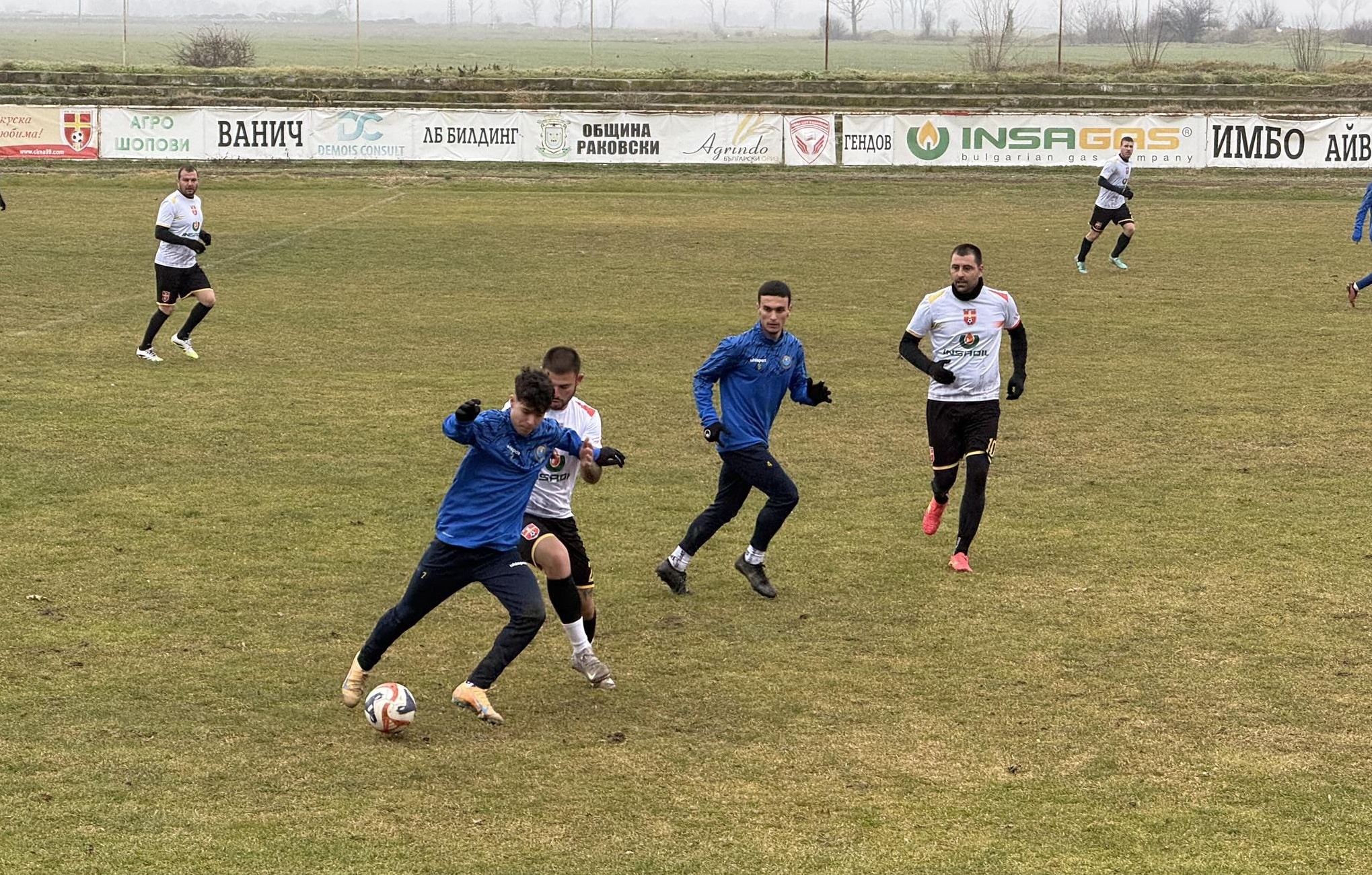 ФК Раковски 1:1 Марица (Пловдив) в благотворителна контрола ФК Раковски завърши 1:1 с Марица (Пловдив) в контролна среща, проведена в град Раковски. Двубоят имаше и благотворителен характер — събрана бе сума в размер на 515 евро, която ще бъде дарена на малкия съгражданин Радослав Нонов. Старши треньорът Валери Домовчийски използва игрово време за всички налични състезатели. От срещата отсъстваха Георги Загорчев, Ангел Чонков, Доминик Дюлгерски, Атанас Найденов, Денислав Куртев и Алекс Пънкин. Домакините откриха резултата чрез своя щатен голмайстор Петър Атанасов след хубава атака, преминала през Балджийски и Гишин. Малко след това Олджай Алиев изравни и първото полувреме завърши при 1:1. Във втората част имаше интересни ситуации, радващи публика на трибуните. Вратарят на Раковски няколко пъти отрази удари от дистанция на играчи от Марица, а Рабаджийски и Николов след добри контраатаки останаха в ситуации един на един с вратаря на гостите, но не успяха да реализират. Следващата седмица тимът на Раковски ще се изправи срещу Локомотив Пловдив II. ПРОГРАМА 12 януари, Първа тренировка 17 януари, ФК Раковски – ФК Национал 2:3 24 януари, ФК Раковски – Марица Пловдив 1:1 31 януари, ФК Раковски – Локомотив II Пловдив 8 февруари, ФК Раковски – ФК Садово Часовете и местата на срещите ще бъдат уточнени допълнително.