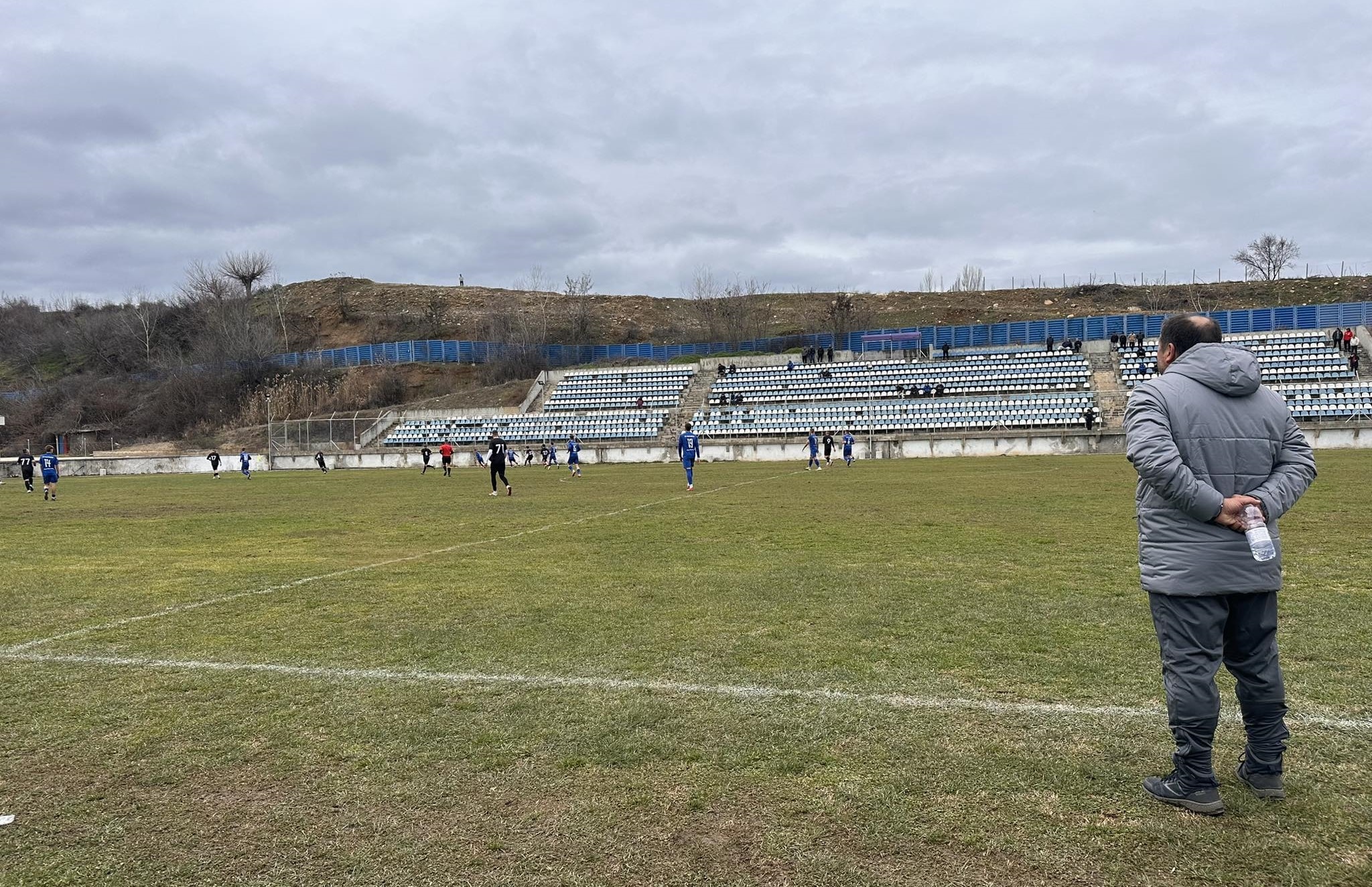 Септември (Симитли) победи ФК Кюстендил с 1:0 в приятелска среща Септември (Симитли) постигна поредна победа в контролите по време на зимната подготовка. "Белите" надделяха с минималното 1:0 над ФК Кюстендил в мач, игран на стадион "Малеш" в село Микрево. Двата отбора предложиха здрава битка. Първи до сериозна ситуация стигнаха домакините от Кюстендил — далечен изстрел уцели левия страничен стълб на вратата на Септември. Отговорът на тима на Петър Костурков дойде чрез няколко многоходови атаки; при една от тях Здравко Карадачки се озова на стрелкова позиция в зоната около наказателното поле, но ударът му профуча покрай гредата. Симеон Димитров също отправи мощен шут, който вратарят на Кюстендил изби, а след това нямаше кой да довкара. За второто полувреме наставникът Костурков извърши множество смени. В 75-ата минута Добромир Панчаревски стреля, но без успех. Малко по-късно Симеон Димитров опита отново, но ударът му бе блокиран. В 85-ата минута след висока преса в противниковата половина Септември принуди съперника да направи грешка и Панчаревски остана най-съобразителен — той се озова очи в очи с вратаря на Кюстендил и реализира единственото попадение в двубоя. В следващата си проверка Септември ще срещне ЦСКА III. Пълен списък с приятелските мачове на Септември по време на зимната подготовка: 21 януари – Септември – Банско тийм – 3:1 24 януари – Септември – Кюстендил - 1:0 27 януари – Септември – ЦСКА III 30 януари – Септември – Струмска слава (Радомир) ??? – Беласица (Струмица) – Септември