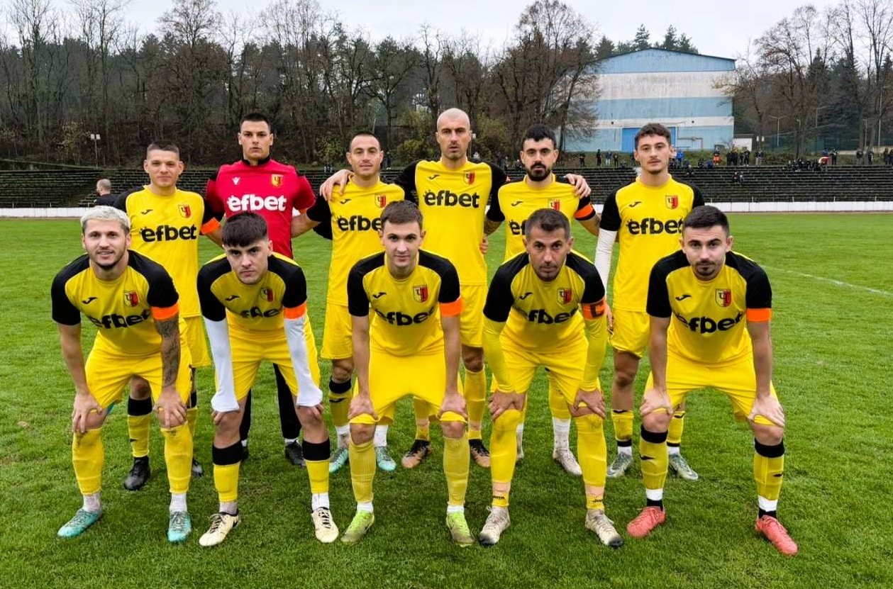 Черноломец (Попово) победи СФК Светкавица с 3:2 в първата контрола Черноломец (Попово) се наложи над СФК Светкавица с 3:2 в първата си контролна среща от зимната подготовка. Мачът бе в края на първата седмица от подготовката за пролетния дял на сезона в Североизточната Трета лига. Едно от новите попълнения, Георги Колев, вкара първите си два гола след преминаването си в отбора по време на паузата. Третото попадение за Черноломец реализира Мехмед Сабри. За Светкавица два пъти се разписа Дани Бонев. Следващата контролна среща за тима от Попово е на 31 януари срещу дублиращия отбор на Етър (Велико Търново). ПРОГРАМА, ЗИМНА ПОДГОТОВКА 17 януари, Първа тренировка 24 януари, СФК Светкавица 2014 – Черноломец 2:3 31 януари, Етър 2 – Черноломец 7 февруари, Лудогорец III – Черноломец 14 февруари, Павликени – Черноломец