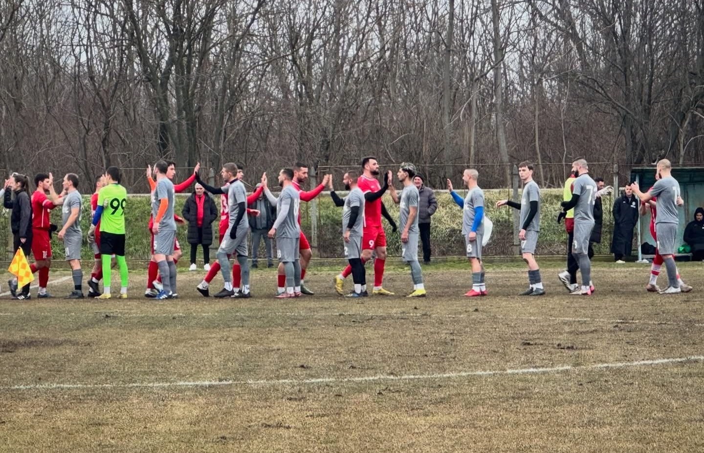 ОФК Хасково победи Загорец (Нова Загора) с 4:2 в спаринг ОФК Хасково спечели с 4:2 гостуването си на Загорец (Нова Загора) във втората си приятелска среща от зимната подготовка. Юлий Шекеров откри резултата за "червените", а след това Мариян Тонев изравни. Преди почивката Християн Василев и Красимир Илиев осигуриха добър аванс за хасковлии. През втората част Василев центрира от корнер и Дамян Чаушев направи резултата 4:1. Краен резултат оформи Пламен Иванов за 4:2. "Получи се равностоен мач, нормална, полезна контрола, изиграна на тежък терен. Важното е, че всички момчета от двата отбора са здрави.", сподели след срещата днес старши треньорът на ОФК Хасково Живко Желев. Тейнур Марем, Христо Бойков и Бейсим Бейсим пропуснаха мача. "Надявам се за следващата контрола да разполагаме с тях", добави още Желев. Последната контрола за "червените" е срещу Несебър на 31-ви януари. Пълен списък с двубоите на ОФК Хасково преди първия кръг от пролетния полусезон: 17 януари – Димитровград – Хасково – 2:1 24 януари – Загорец (Нова Загора) – Хасково - 2:4 31 януари – Хасково – Несебър 7 февруари – мач за Купата на Аматьорската лига