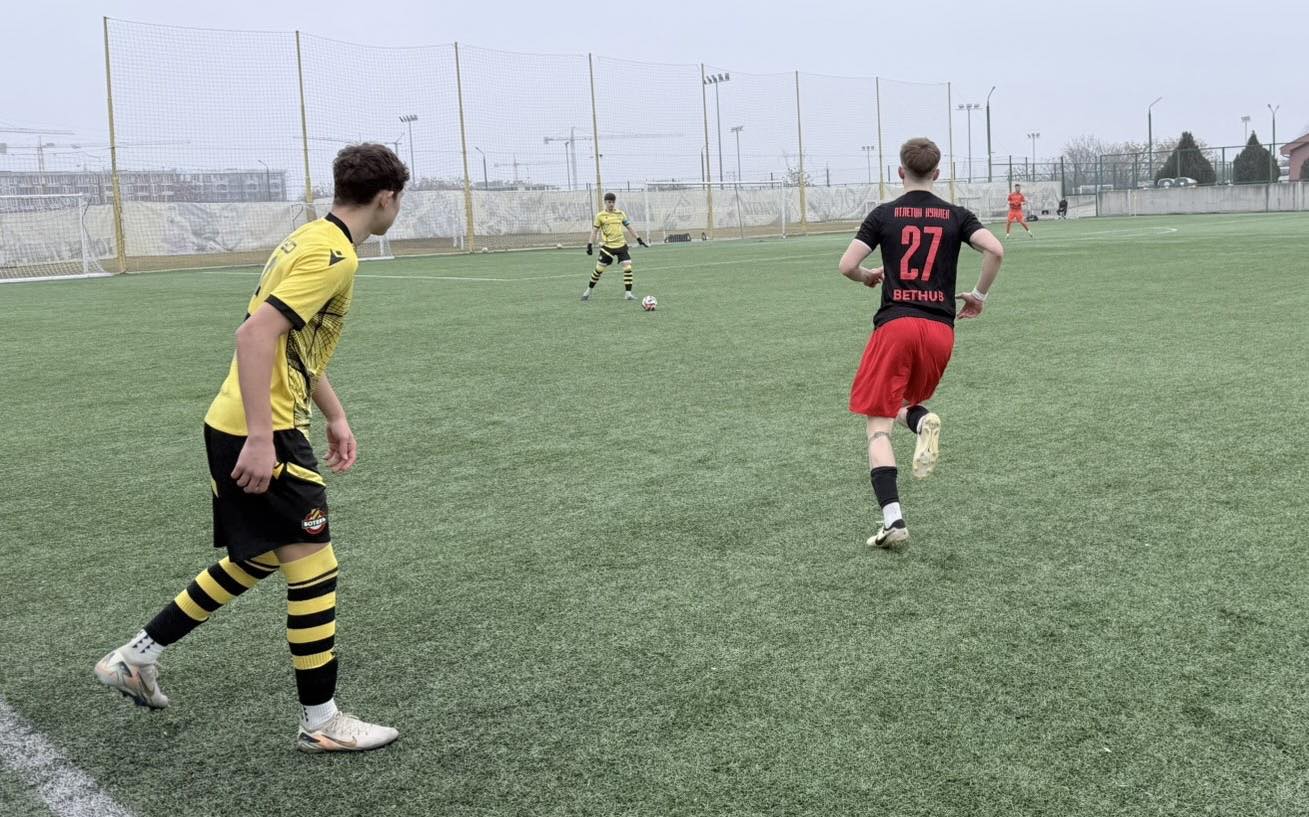 Атлетик (Куклен) записа първа победа в контролите Атлетик (Куклен) постигна първа победа в контролите. „Баските“ надвиха с 1:0 Ботев U18 като гост на базата на „канарчетата“ в Коматево. Единственото попадение падна във 2-рата минута и бе дело на Мартин Табаков. На 31 януари (събота) ще се проведе минитурнир с участието на Атлетик (Куклен), Родопа (Смолян) и юношите на Локомотив (Пловдив) до 18 години. ПРОГРАМА 8 януари – Първа тренировка 18 януари – Атлетик (Куклен) – Лесичово (Пазарджик) 1:2 21 януари – Атлетик (Куклен) – Марица (Милево) 3:3 24 януари – Атлетик (Куклен) – Ботев U18 (Пловдив) 1:0 31 януари – Атлетик (Куклен), Родопа (Смолян), Локомотив U18 (Пд) (турнир) 7 февруари – Атлетик (Куклен) – Гигант (Съединение)