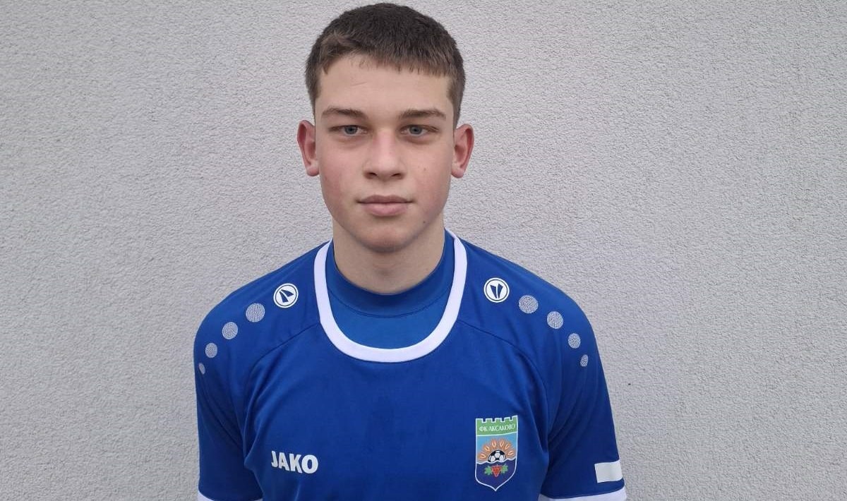 Юношата Добрин Иванов впечатли при приятелска среща на Аксаково Юношата на ФК Аксаково Добрин Иванов направи силно впечатление с включването си в контролата срещу Ботев (Нови пазар) — първата за "сините" в зимната подготовка. Иванов отбеляза четвъртия гол за Аксаково в мача, който домакините спечелиха с 4:3 на собствения си стадион. 16-годишният ляв външен халф е поредният качествен продукт на академията в Аксаково. Друг тийнейджър, който дебютира и се представи добре вчера, е Добромир Николов — също на 16 години и играещ като полузащитник.