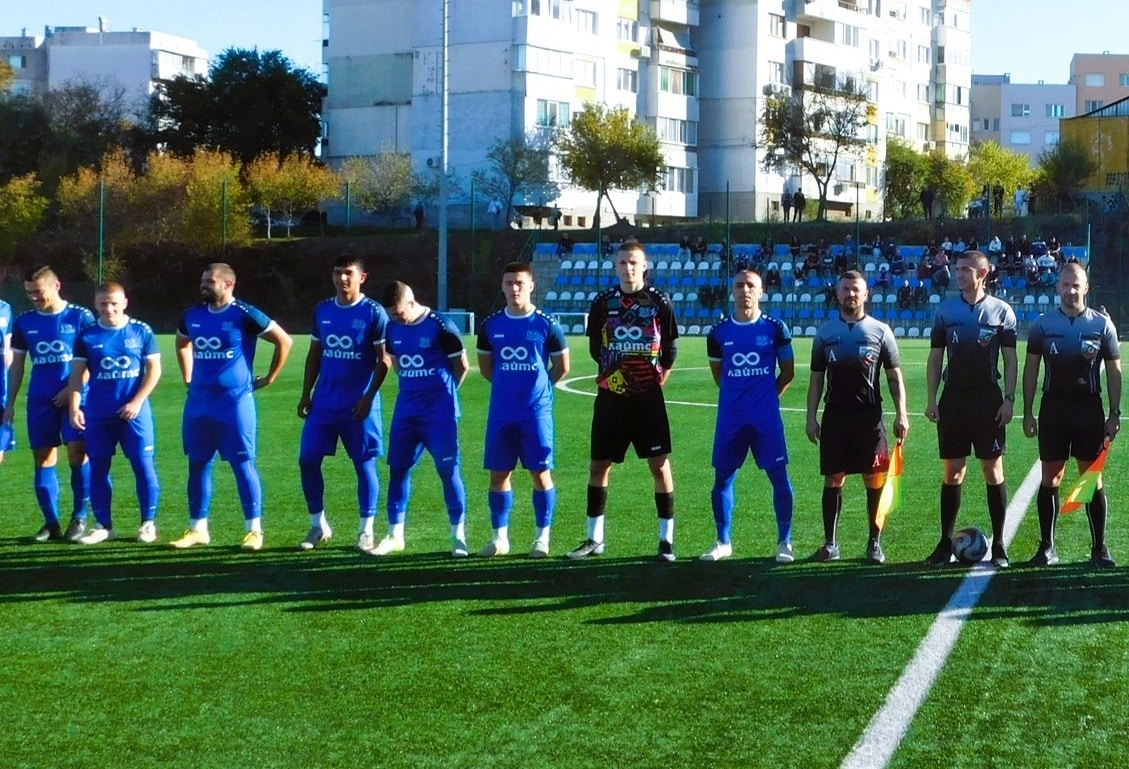 Янтра (Полски Тръмбеш) стартира зимната си подготовка в понеделник Представителният отбор на Янтра Полски Тръмбеш се събира в понеделник за първа тренировка от зимната подготовка. Старши треньорът Петър Кръстев ще изведе футболистите за първо занимание в 18:00, като тренировката ще се проведе на осветление. Подготовката ще протече изцяло при домашни условия. Още в края на първата седмица тимът ще изиграе и първата си контрола — срещу юношеския отбор на Янтра Габрово. Общо по време на зимната подготовка Янтра (ПТ) ще изиграе 6 контроли. Към момента няма нови попълнения и напуснали футболисти; селекцията остава отворен процес през целия период на подготовката. Подновяването на сезона в Северозападната Трета лига е планирано за 7 март.