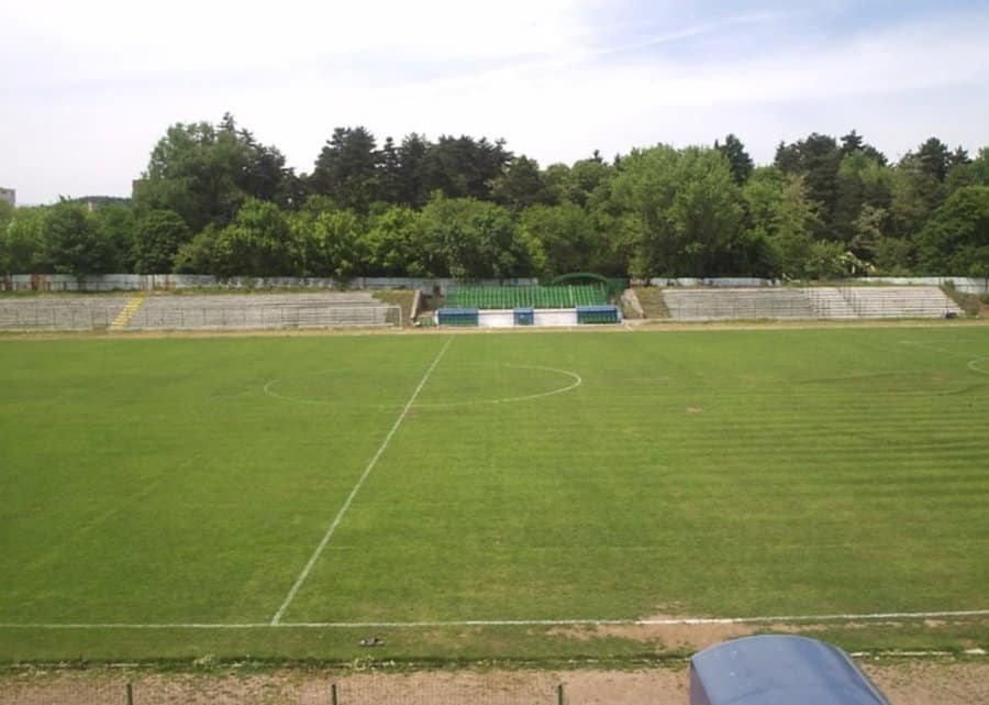 Ремонт на стадиона в Гоце Делчев за 1 252 510 лв. по национална програма Проект за ремонт на стадиона в Гоце Делчев на стойност 1 252 510 лв. ще бъде реализиран по националната програма за споделено финансиране за изграждане и ремонт на спортна инфраструктура на Министерството на младежта и спорта. Това каза за БТА началникът на отдел "Образование, здравеопазване, социални дейности, култура и спорт" в Общината Костадин Харисков. По думите му Община Гоце Делчев ще осигури съфинансиране в размер на 250 502 лв., а договорът с Министерството на младежта и спорта вече е подписан от кмета Владимир Москов. Предстои процедура по избор на изпълнител, като се планира ремонтните дейности да започнат след края на футболния сезон през юни тази година, каза Харисков. Очакванията са обновяването на стадиона да приключи до края на годината. Проектът предвижда подмяна на тревната настилка, ремонт на част от трибуните, обновяване на дренажната система и изграждане на поливна система. "С реализирането на проекта ще бъдат създадени условия за модерна спортна база, която да се използва от всички футболни клубове, развиващи дейност на територията на общината. Последният основен ремонт на стадиона е извършен през 2012 г., когато отборът на "Пирин – Гоце Делчев" участва в А футболна група", каза още Харисков.